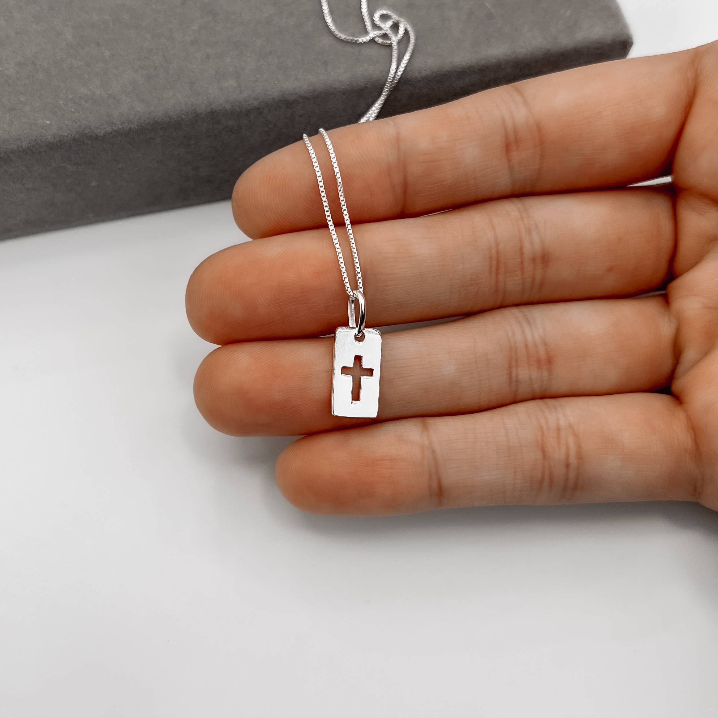 Imagem Colar pingente placa cruz vazada 13mm 45cm