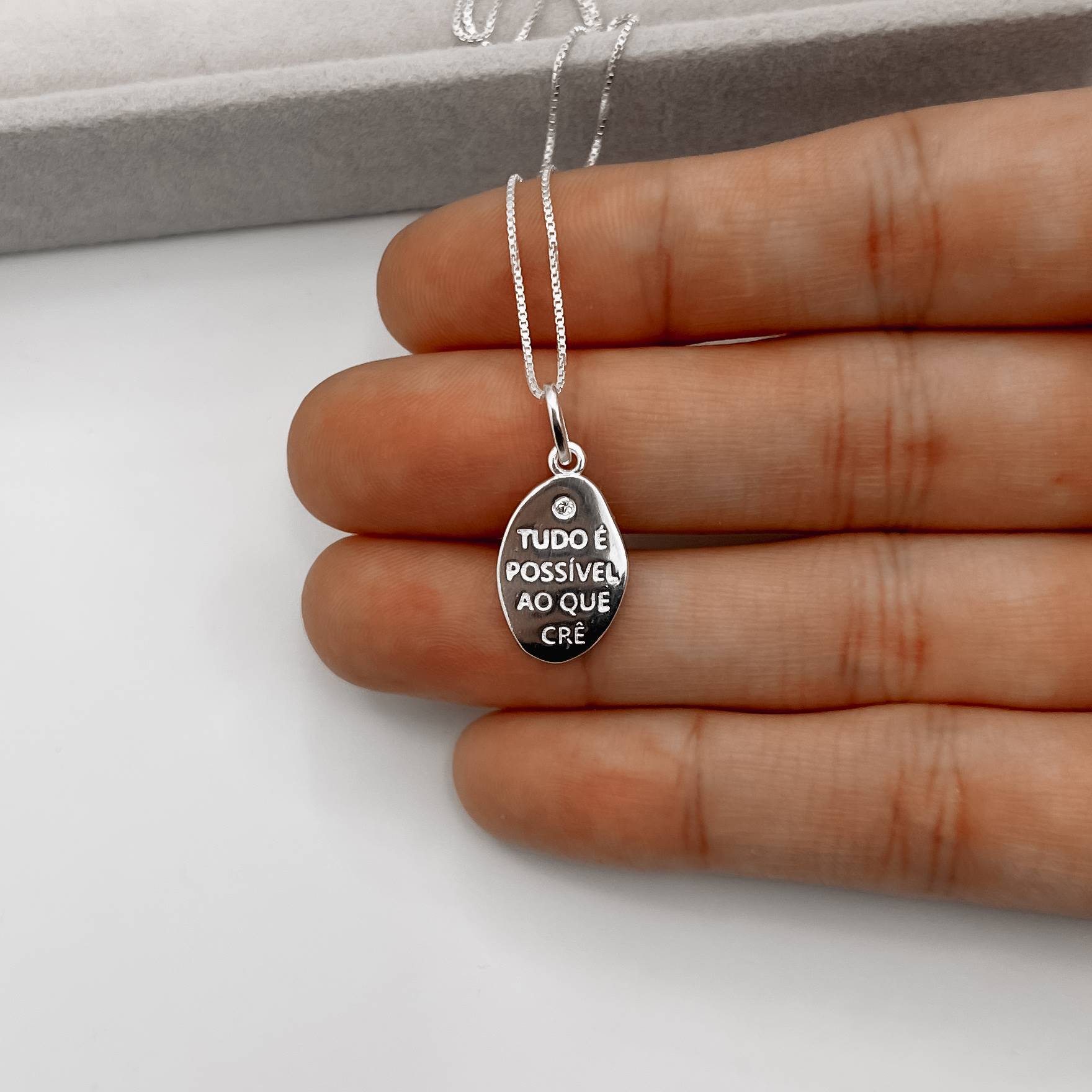 Colar pingente medalha tudo é possível ao que crê 15mm detalhe zircônia 45cm