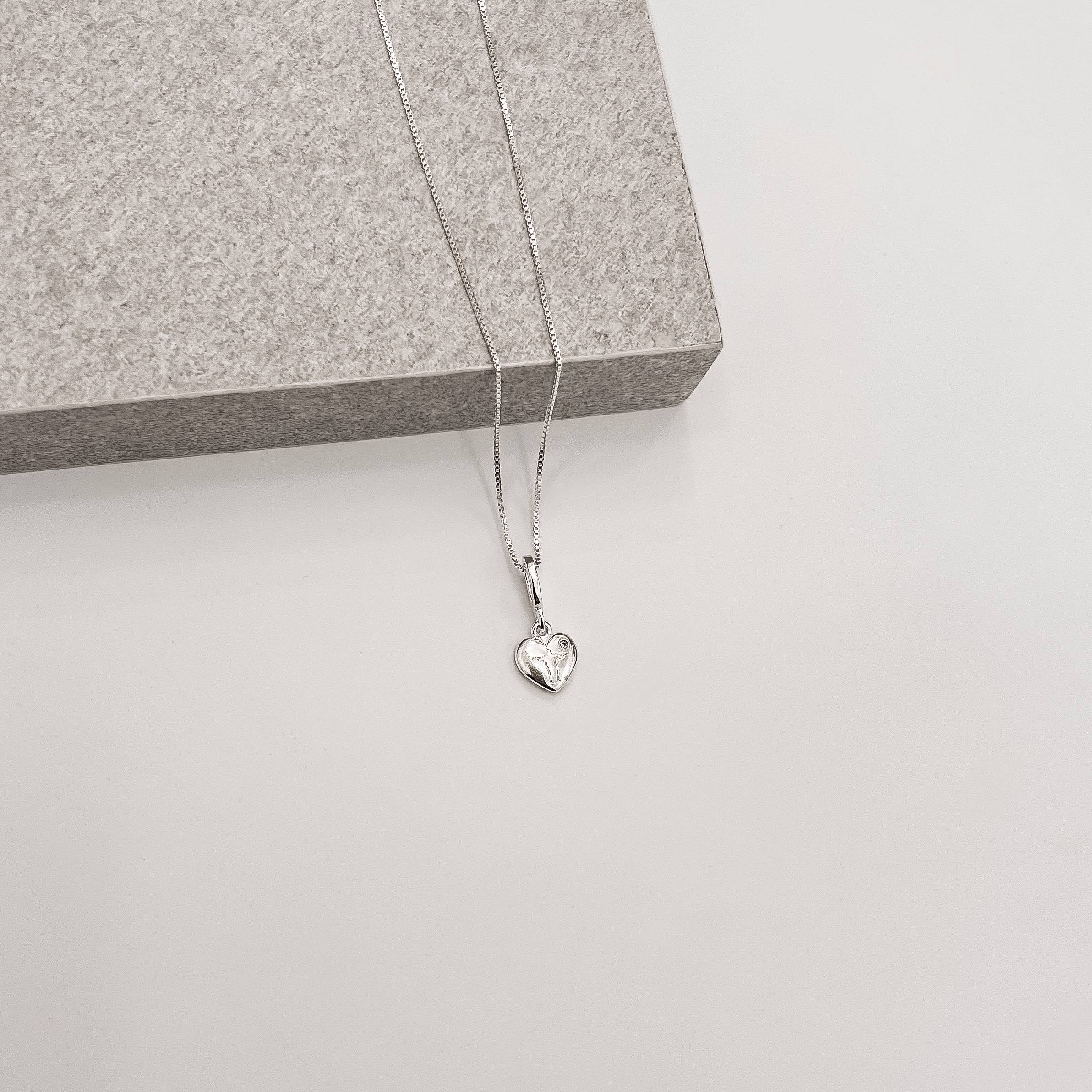 Imagem Colar pingente coração desenho Cristo 9mm 45cm