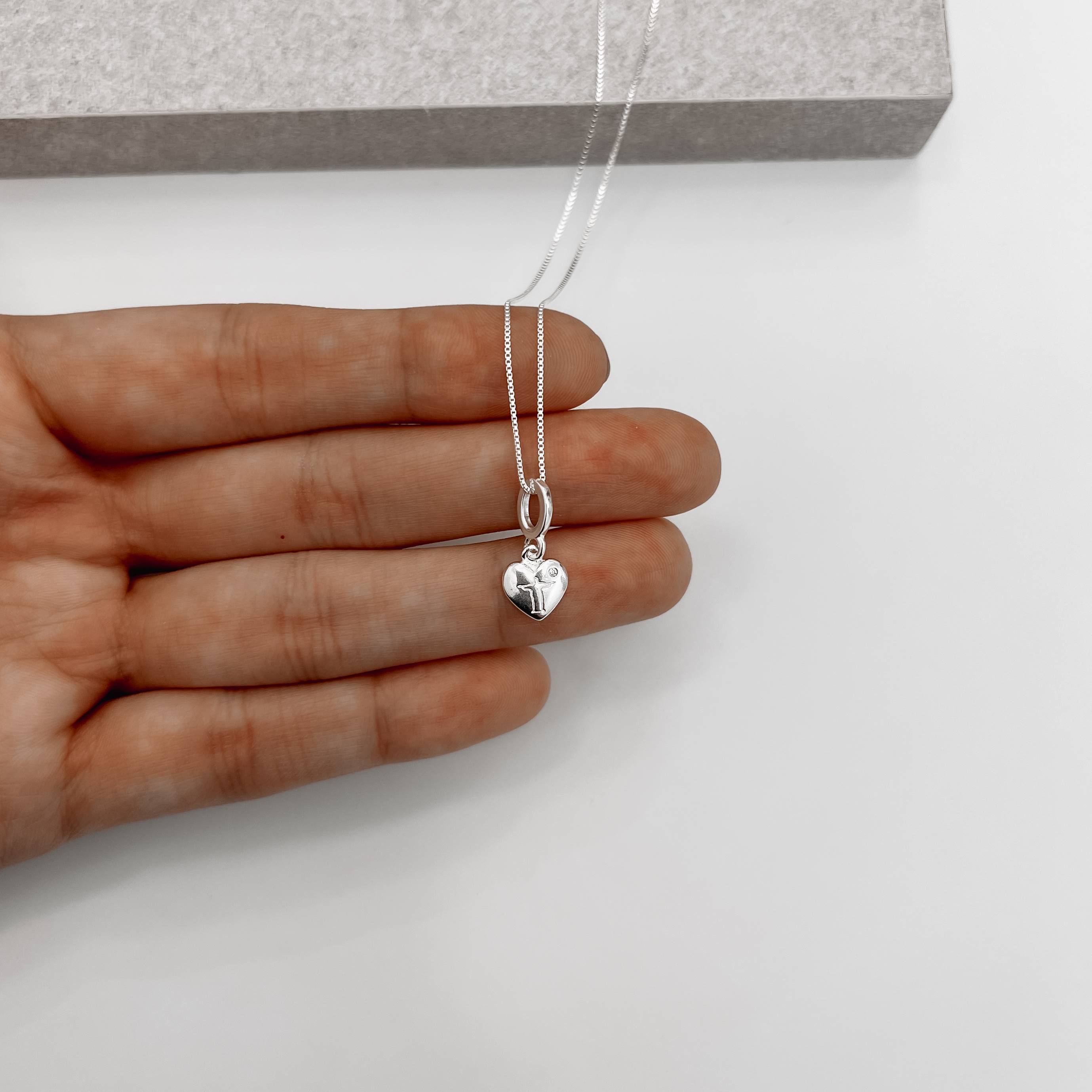 Imagem Secundária Colar pingente coração desenho Cristo 9mm 45cm
