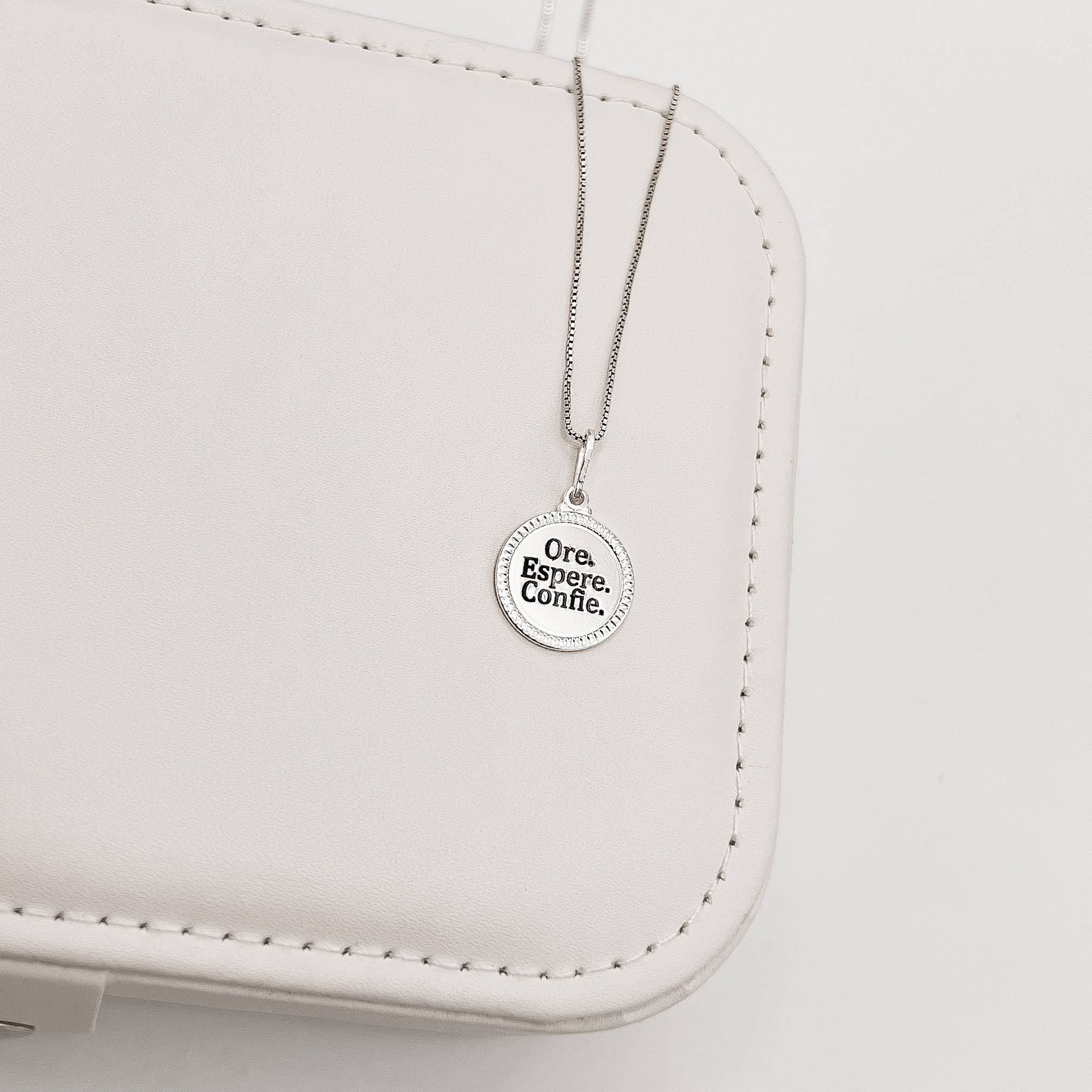 Colar pingente medalha ore, espere, confie resina 15mm 45cm