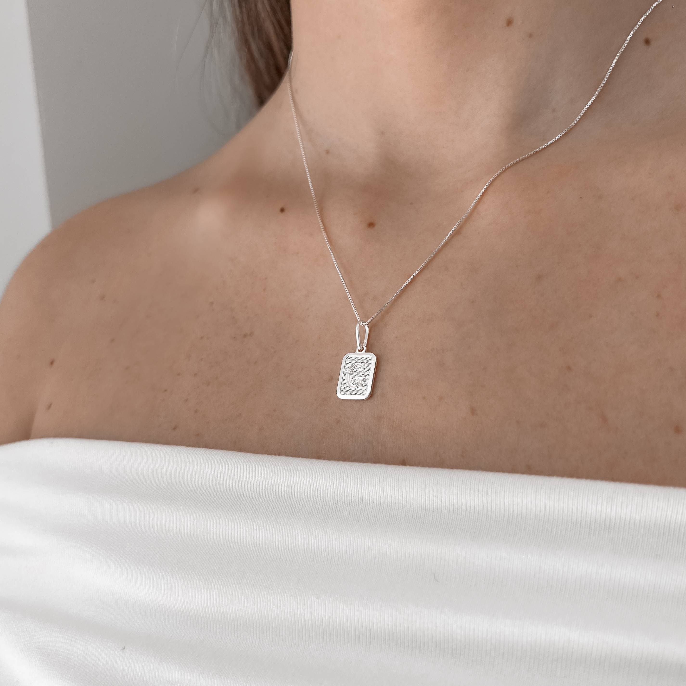 Colar pingente placa letra G 12mm 45cm