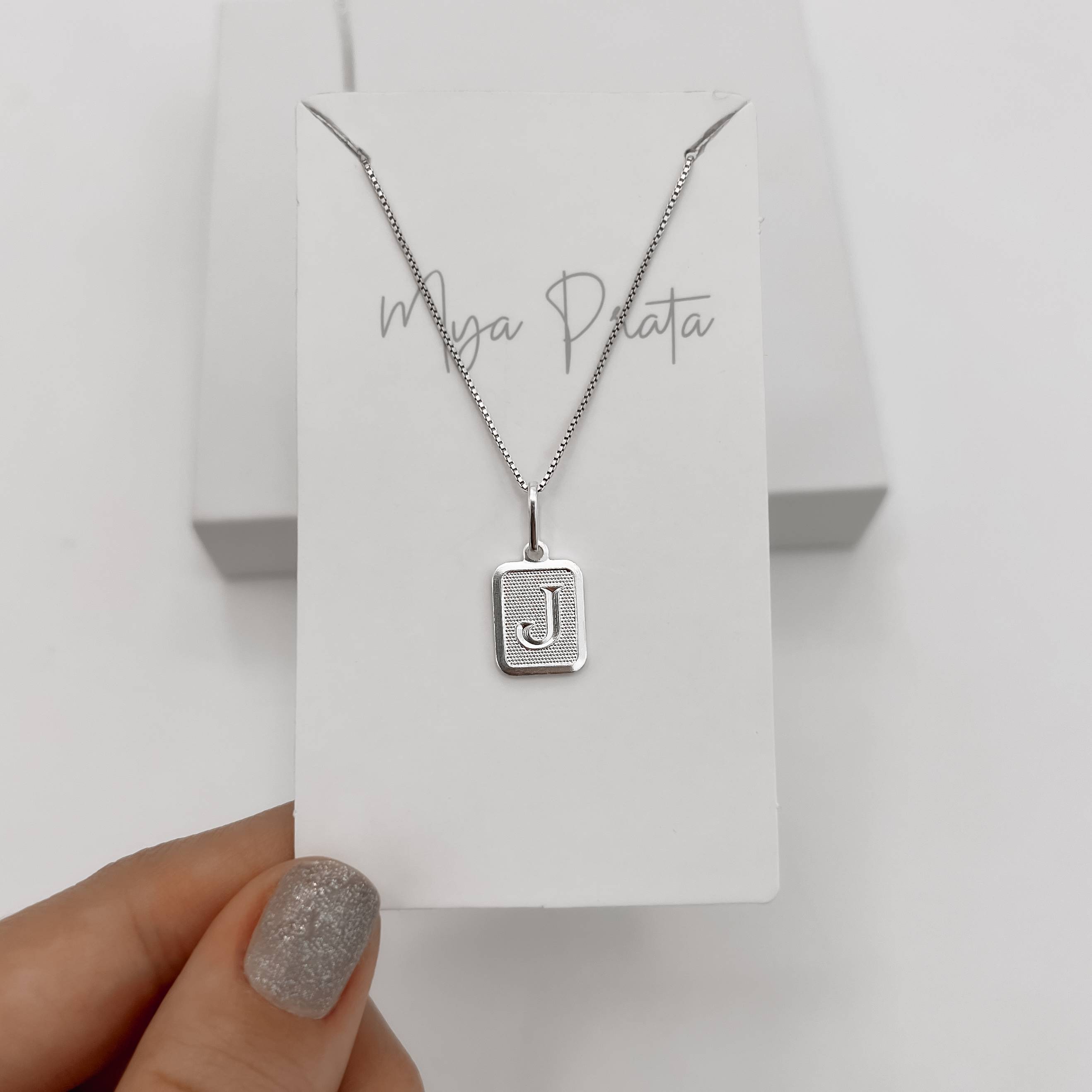 Imagem Colar pingente placa letra J 12mm 45cm