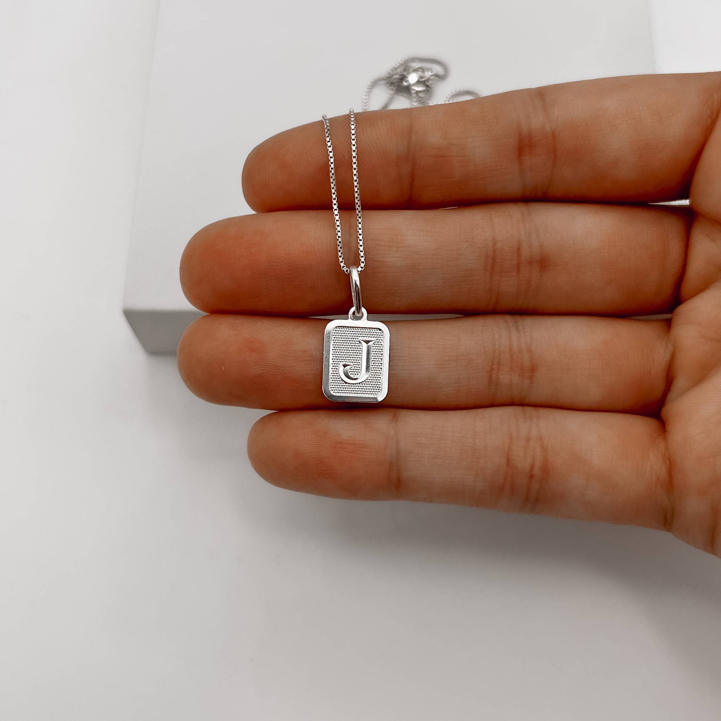 Imagem Secundária Colar pingente placa letra J 12mm 45cm