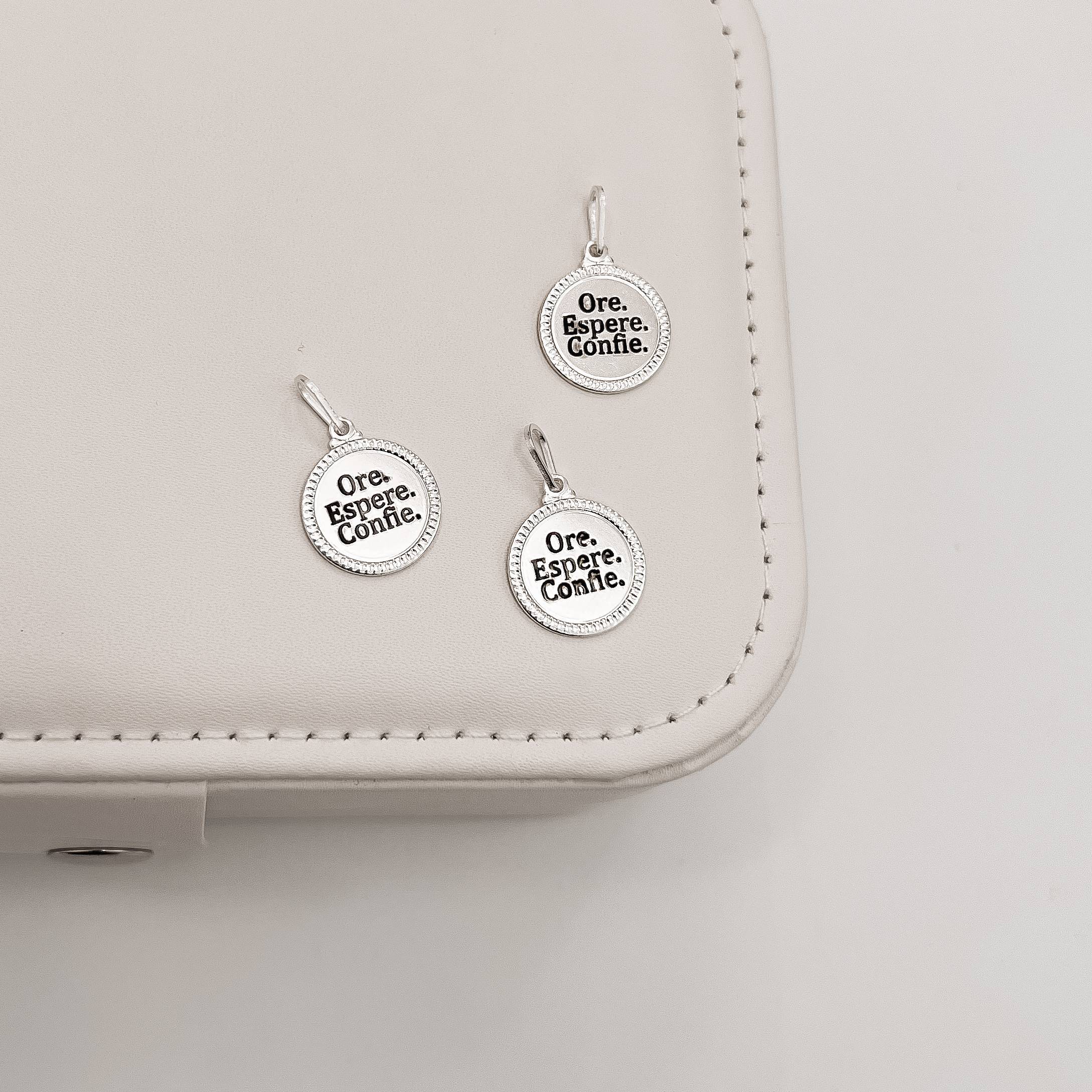 Pingente medalha ore, espere, confie resina 15mm