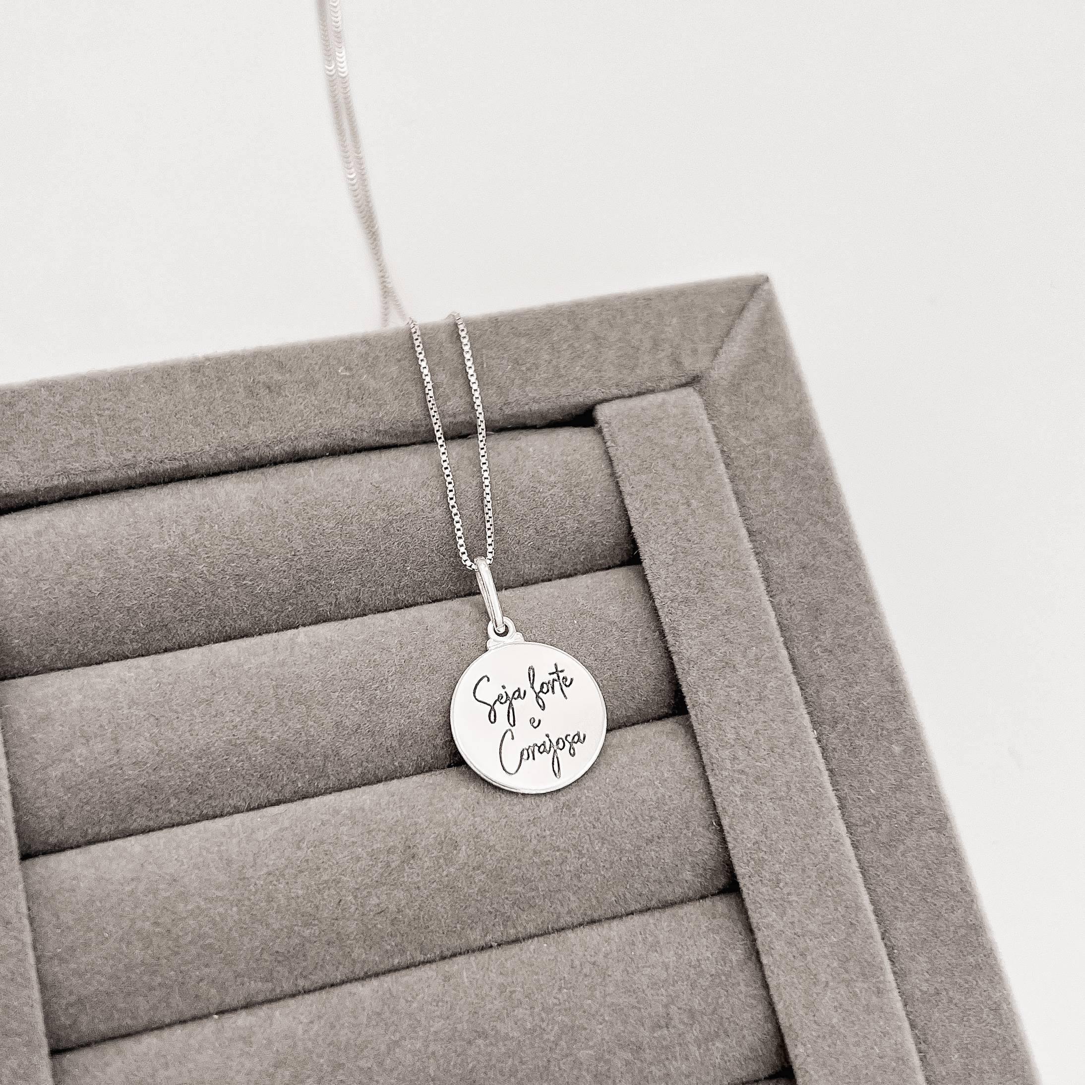 Colar pingente medalha seja forte e corajosa resina 15mm 45cm