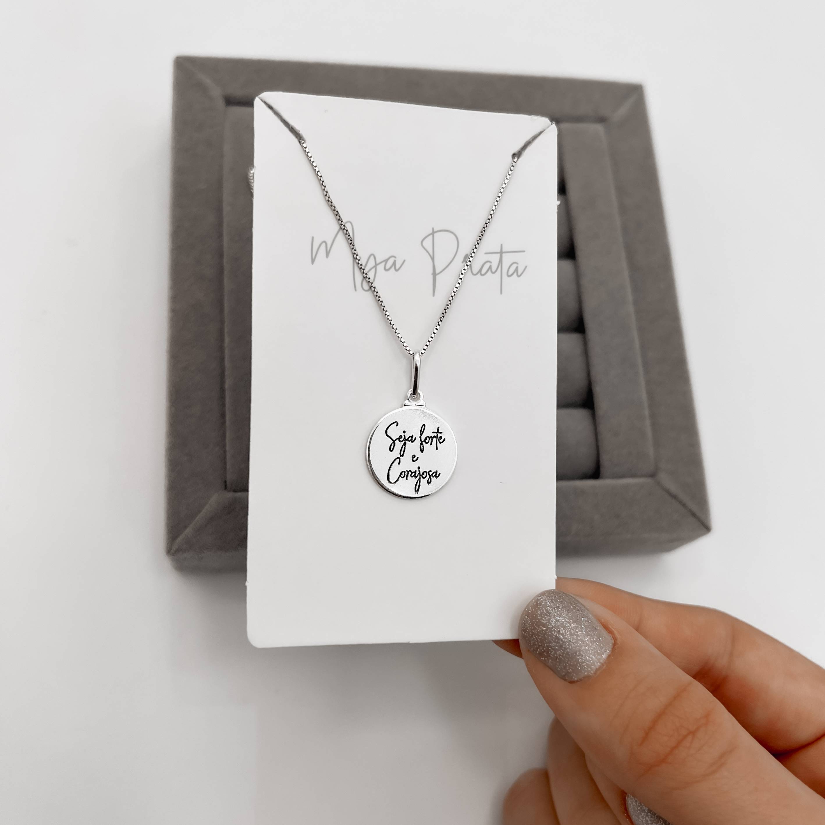 Imagem Secundária Colar pingente medalha seja forte e corajosa resina 15mm 45cm