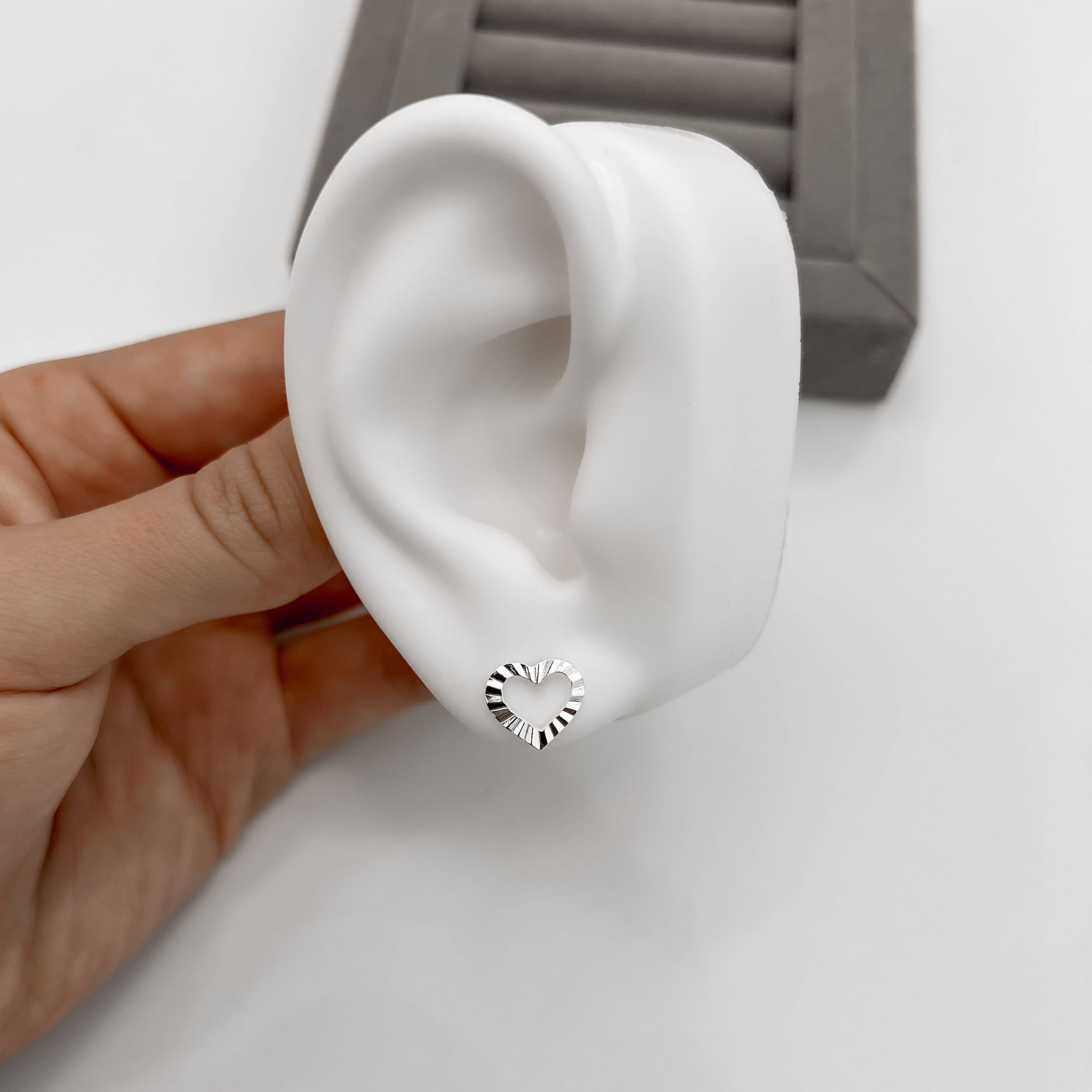 Brinco coração vazado com vinco 10mm