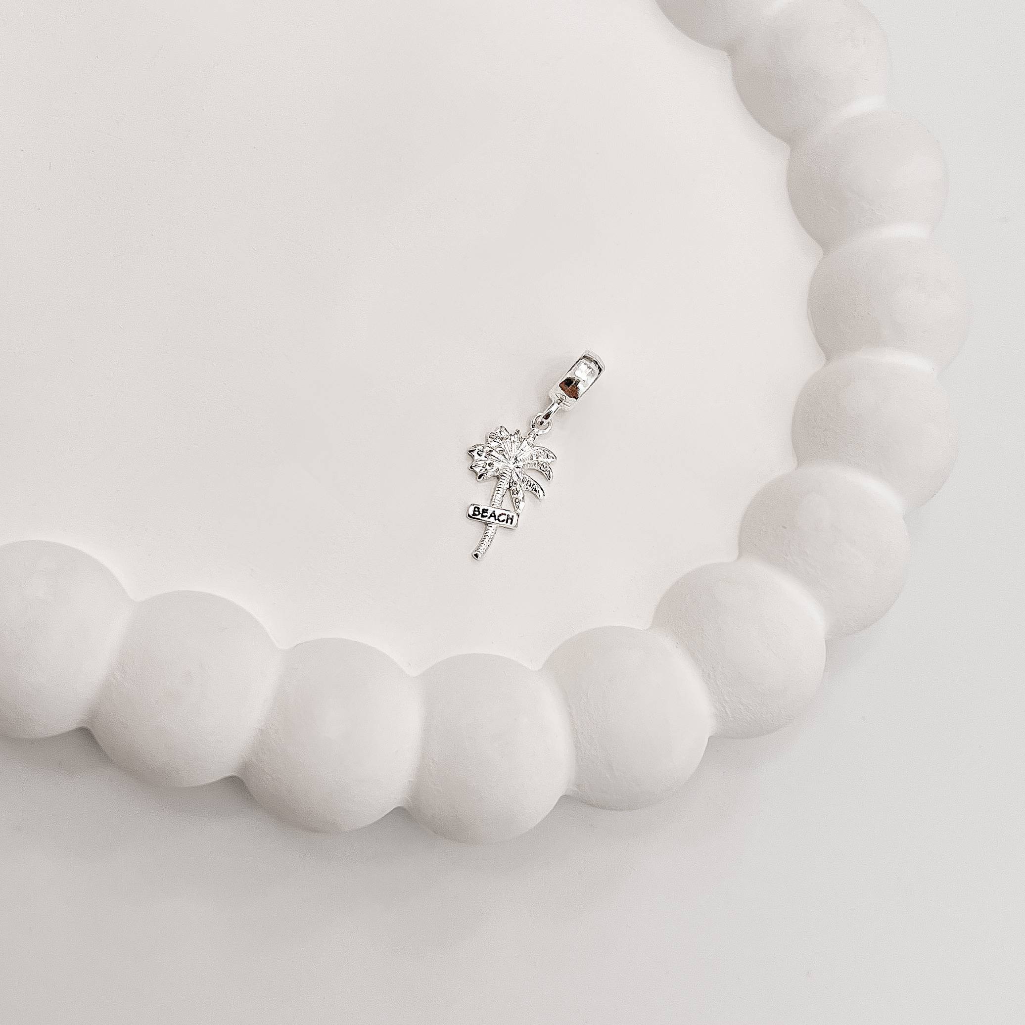 Berloque pingente coqueiro escrito beach 15mm resina