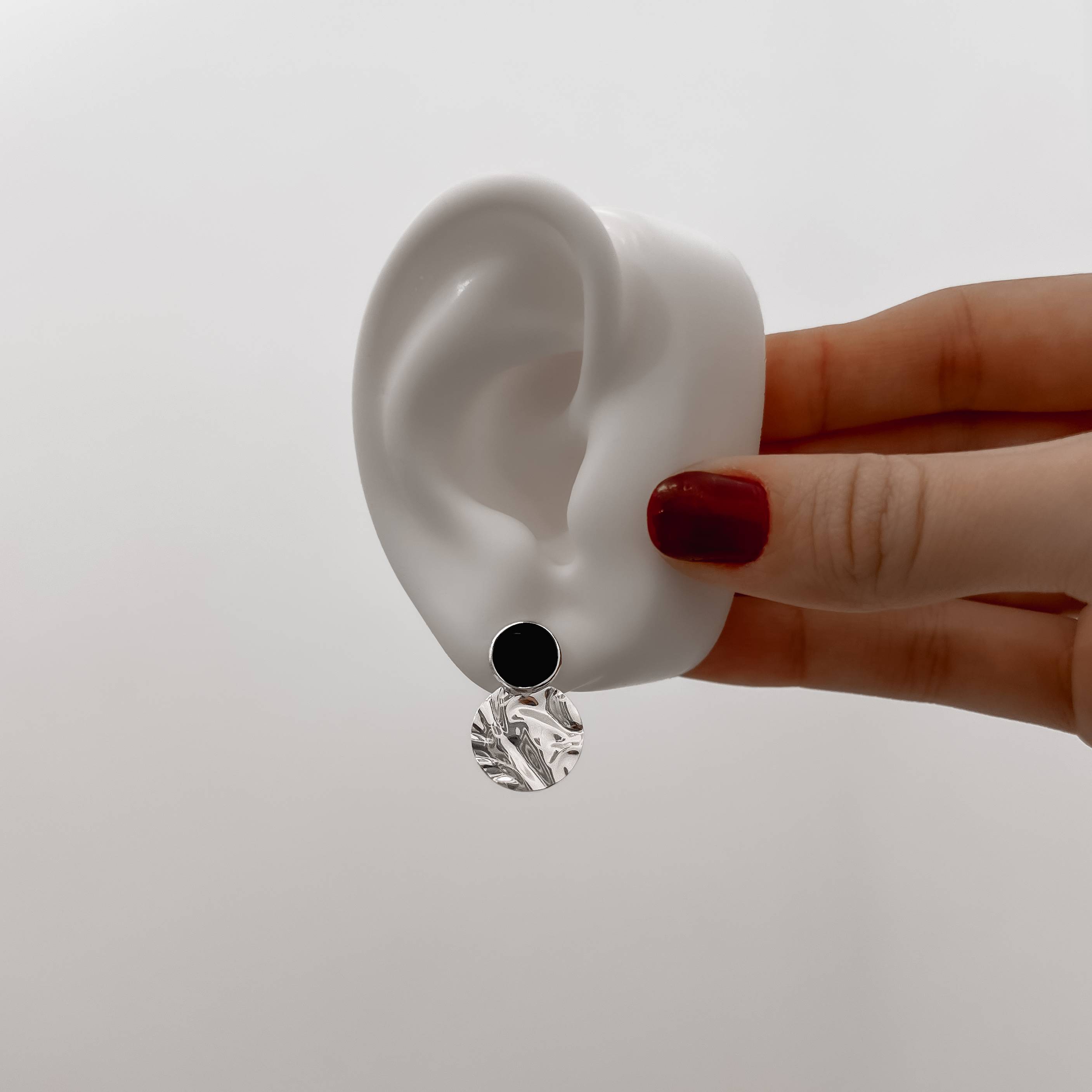 Imagem Brinco base círculo ônix resina com pingente círculo ondulado 15mm