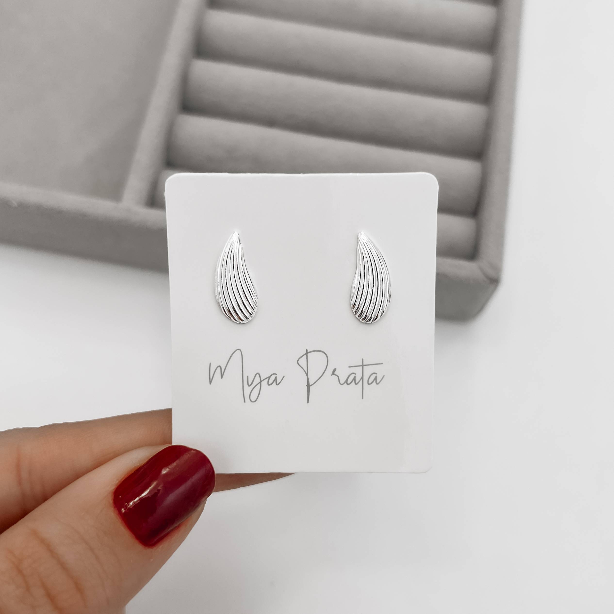 Imagem Brinco gota curvada riscada 14mm