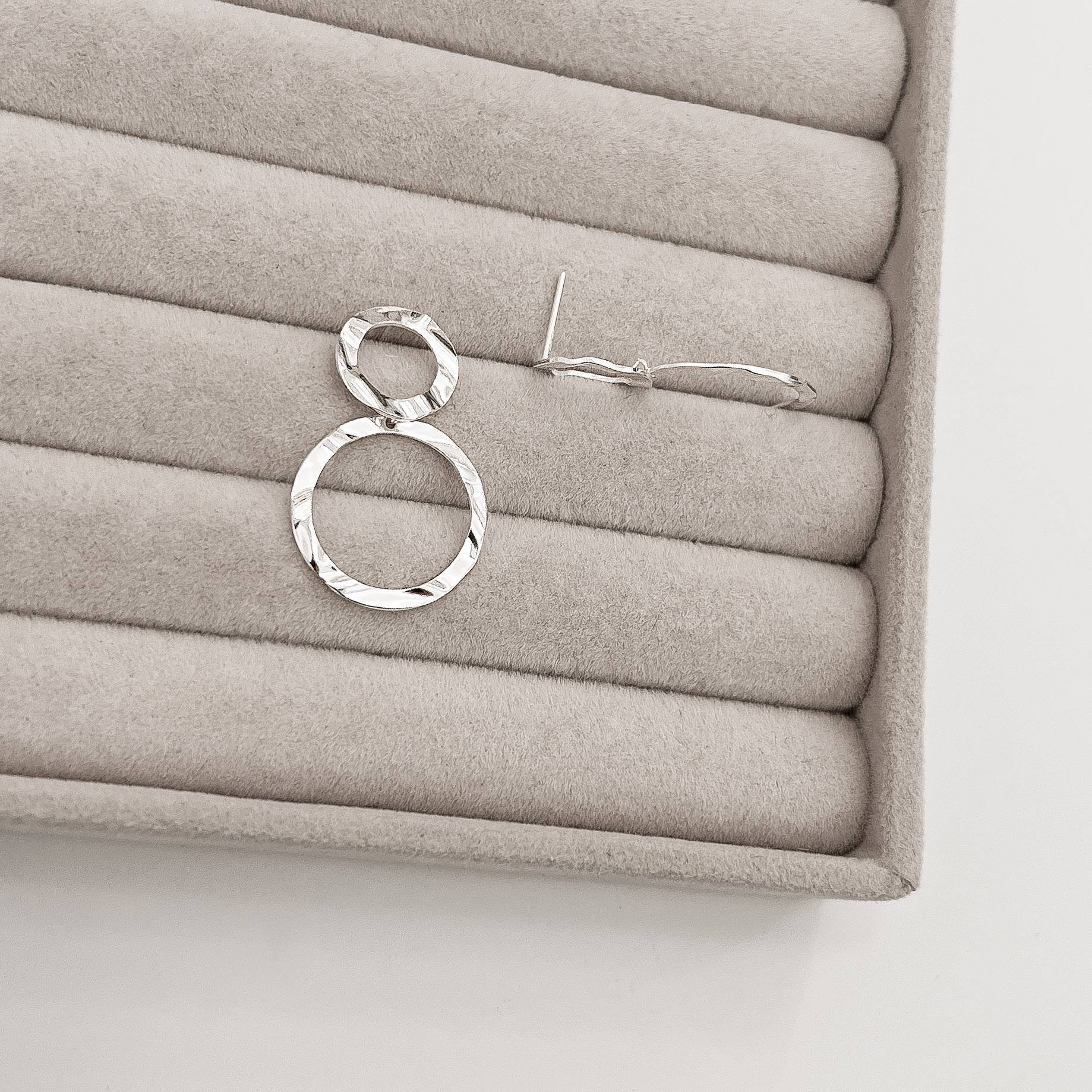 Imagem Brinco base círculo vazado ondulado com pingente 32mm