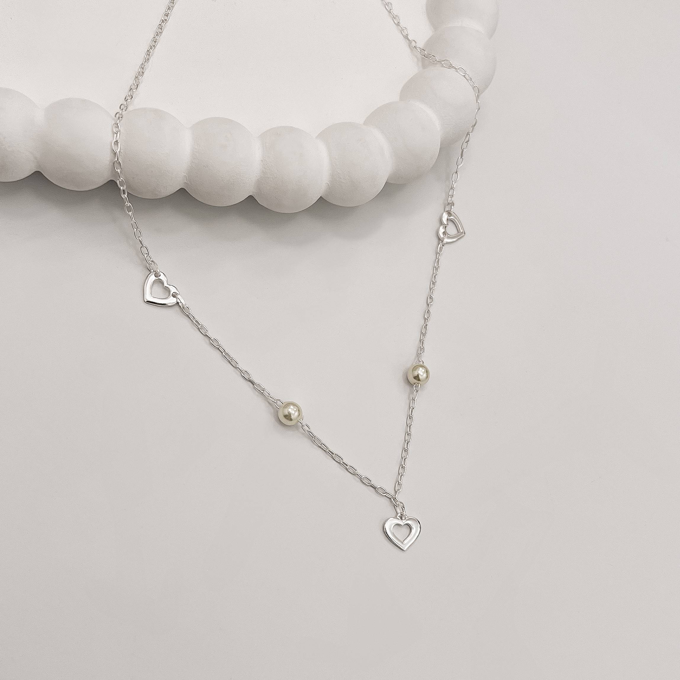 Colar entremeios corações vazados e pérolas com pingente coração vazado 8mm 40+5cm