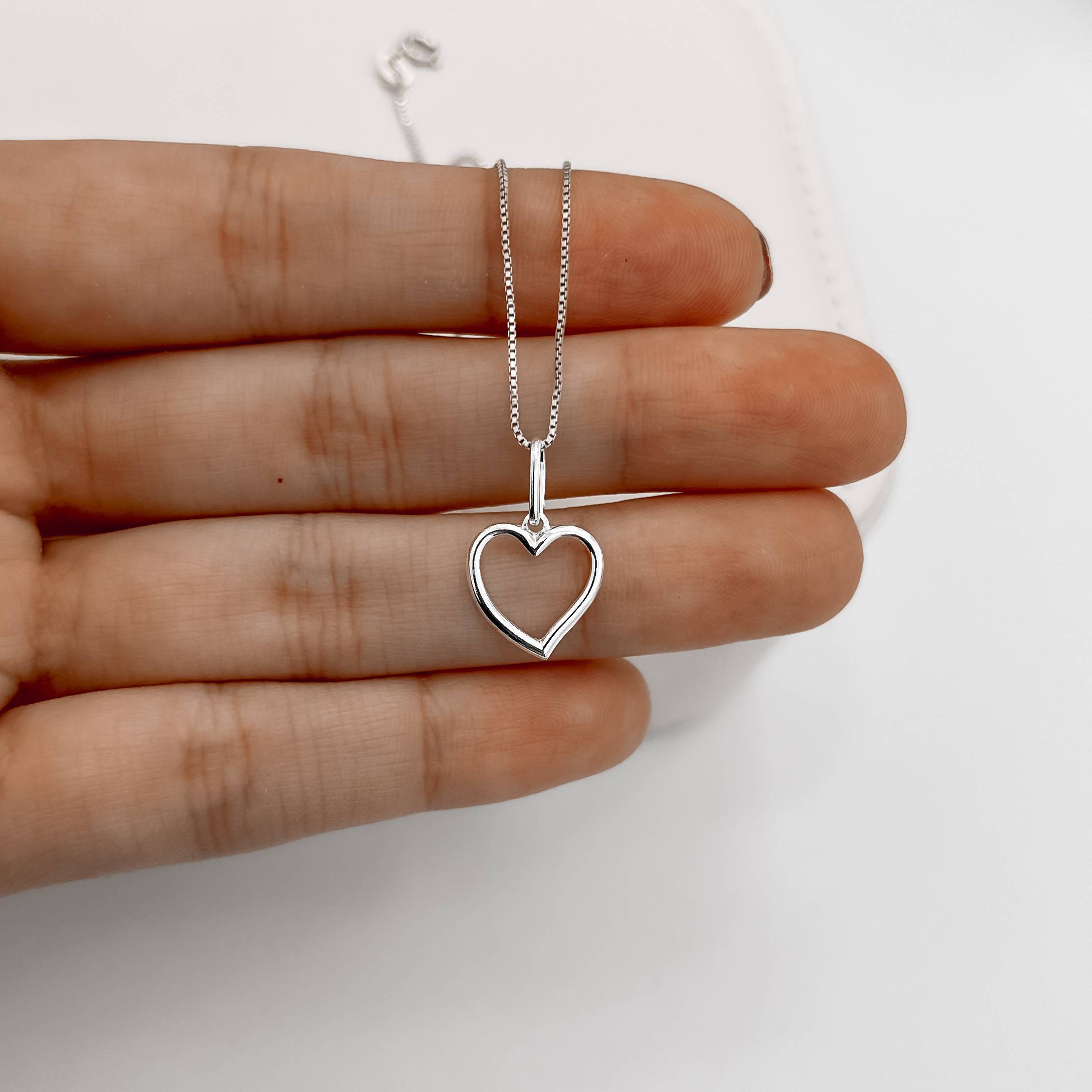 Imagem Colar pingente coração vazado 13mm 45cm