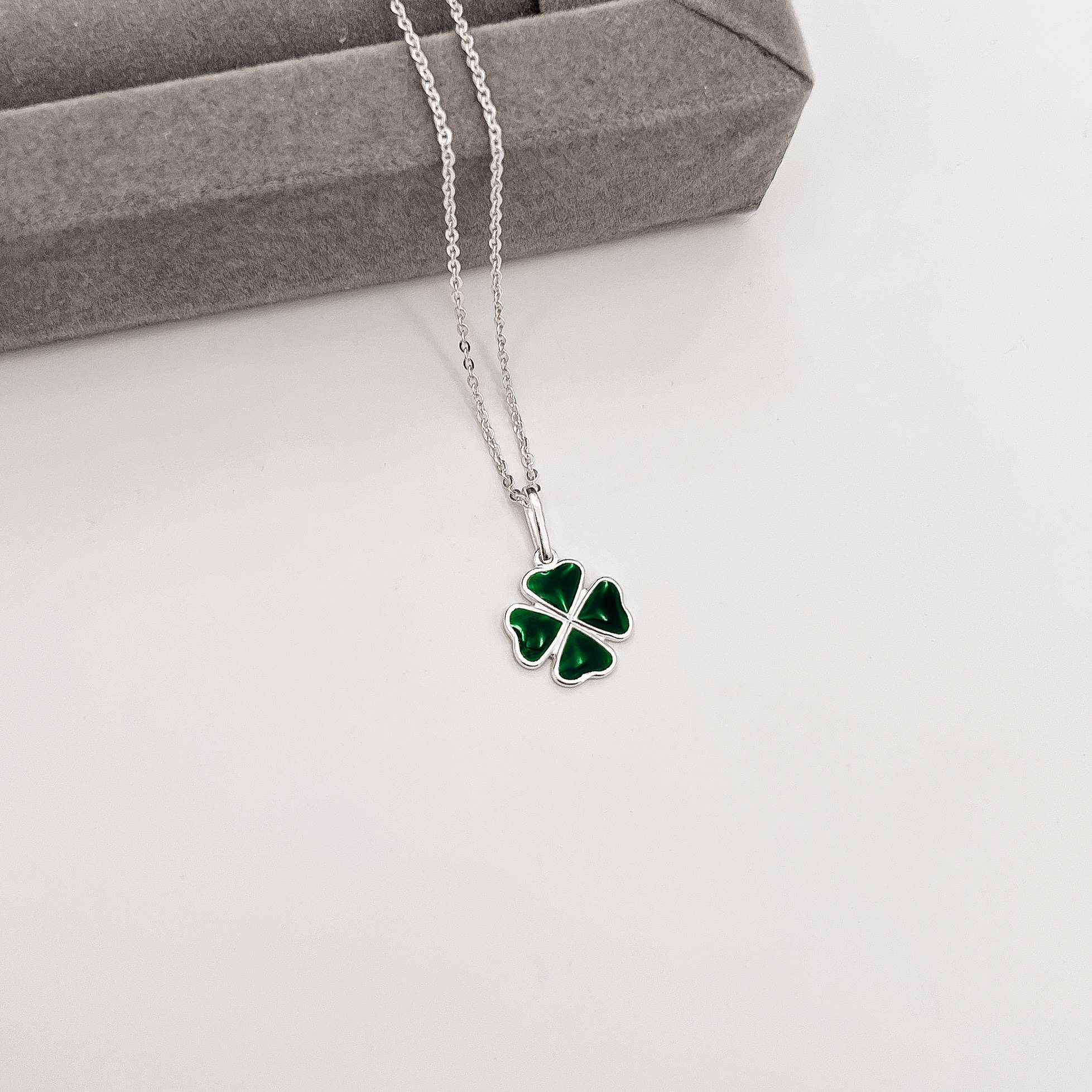 Imagem Colar pingente trevo resina 12mm corrente cadeadinho 45cm