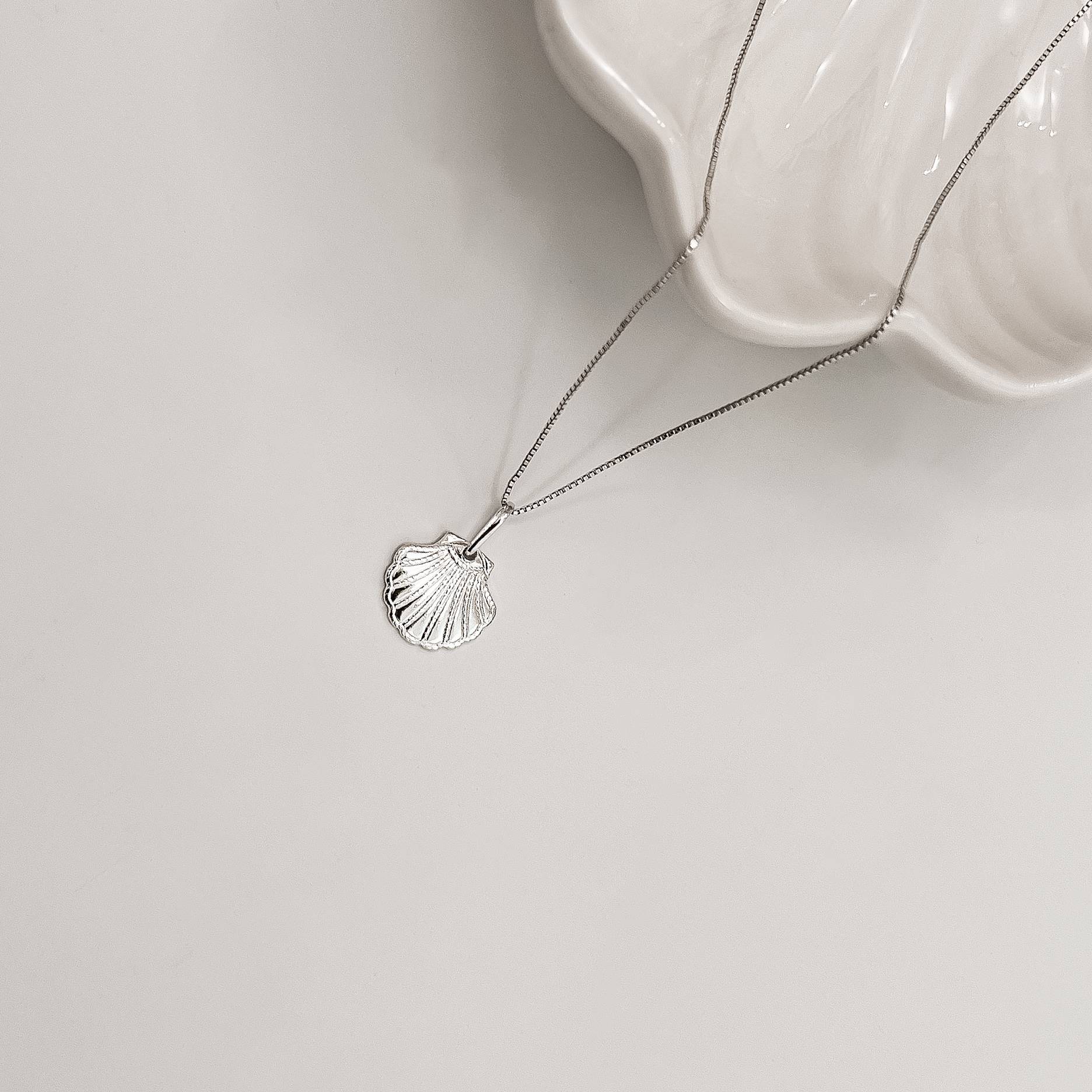 Imagem Colar pingente concha 13mm 45cm