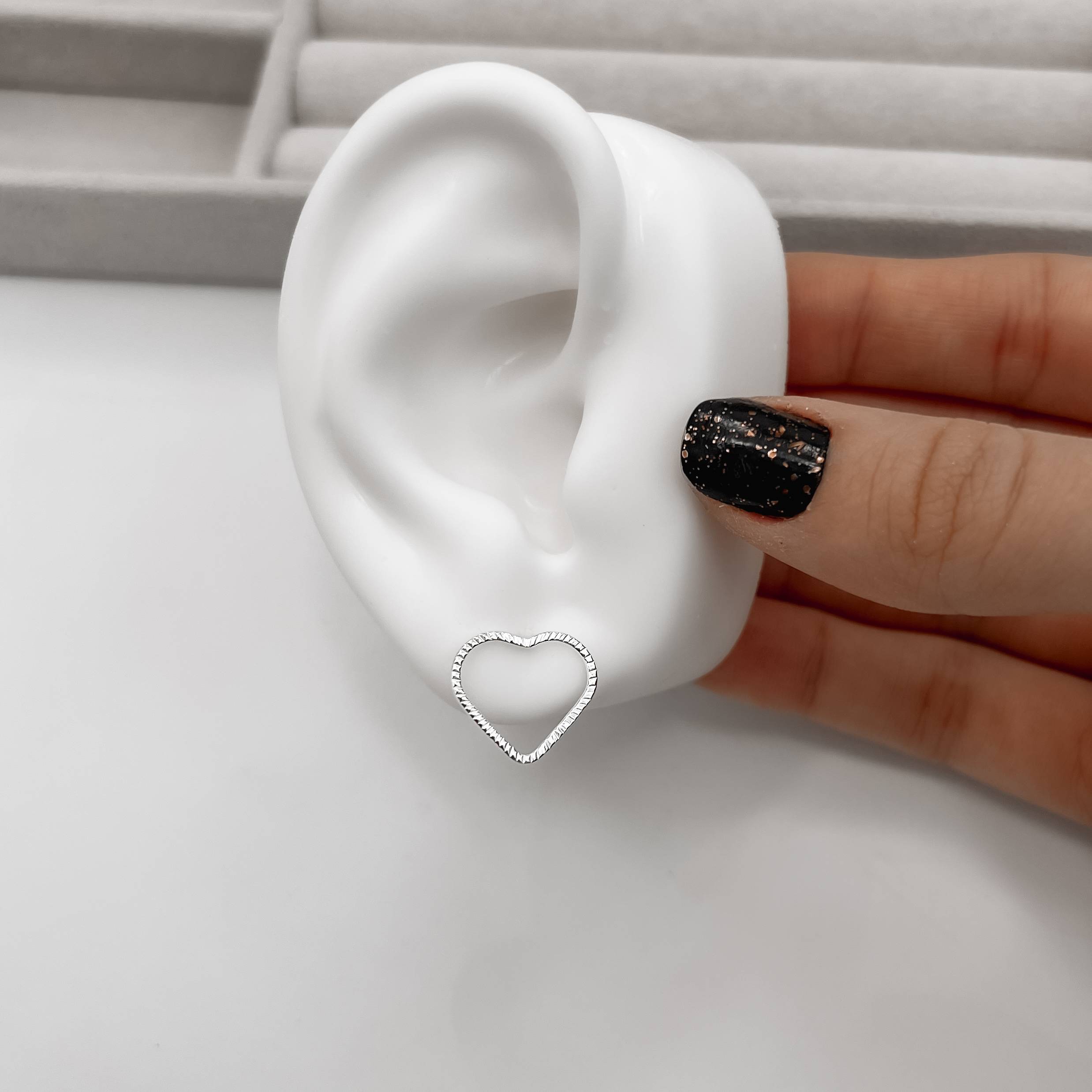 Imagem Brinco coração vazado riscado 15mm