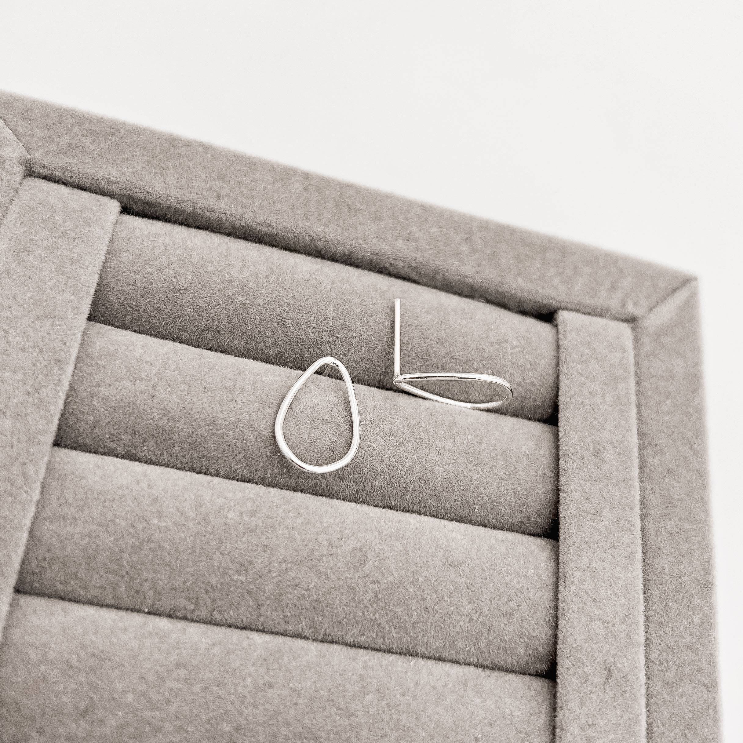 Brinco gota vazada 17mm