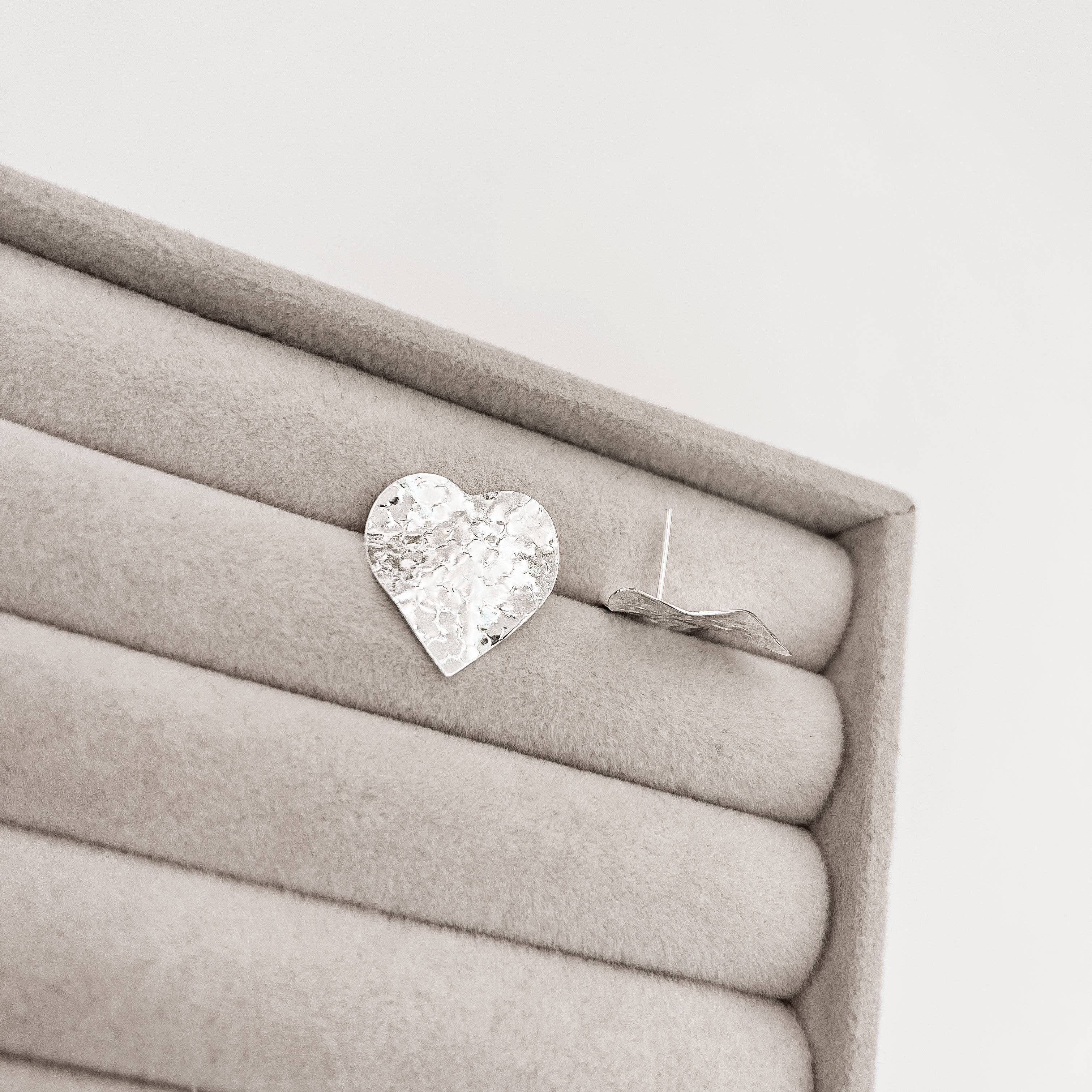 Brinco coração ondulado com textura 19mm