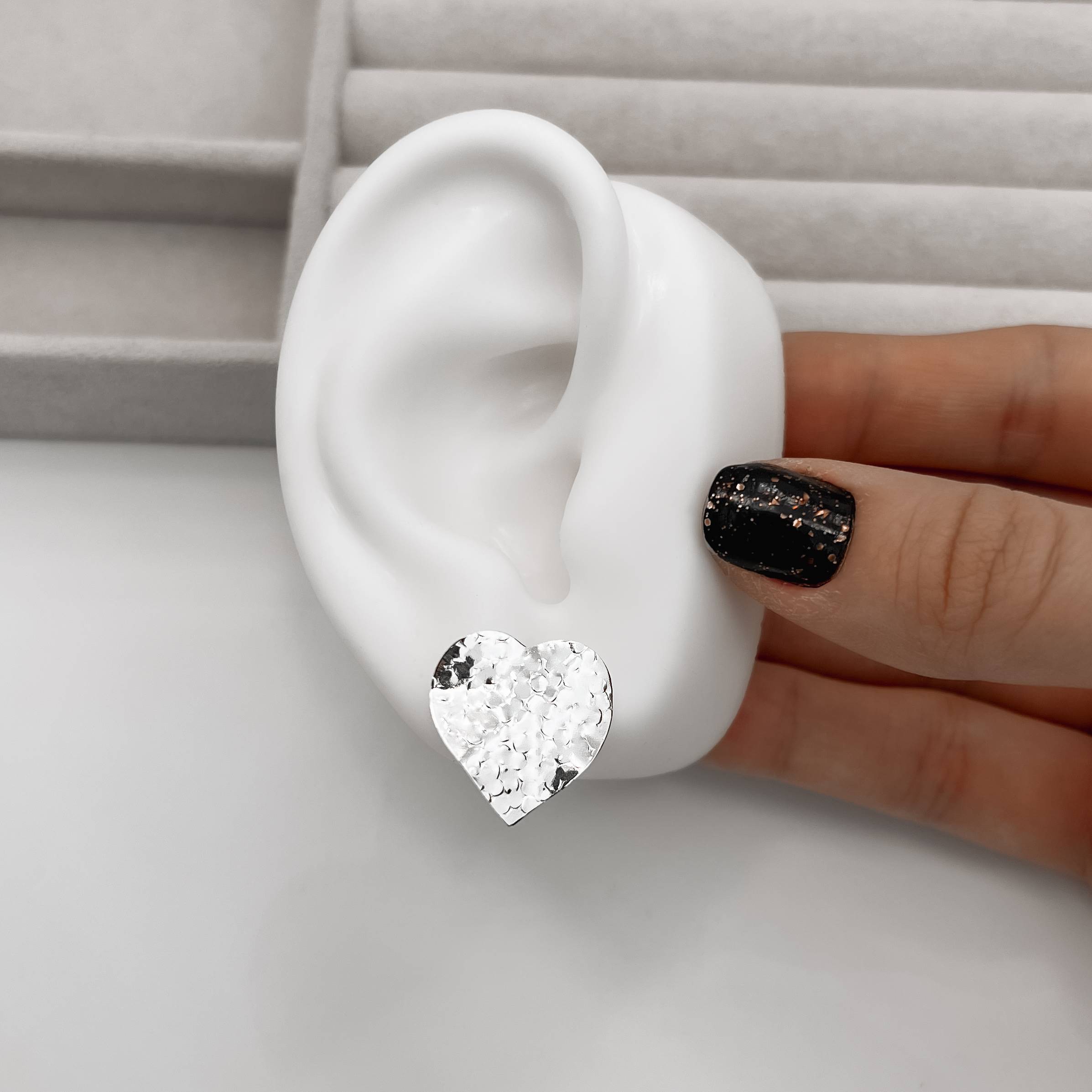 Imagem Secundária Brinco coração ondulado com textura 19mm