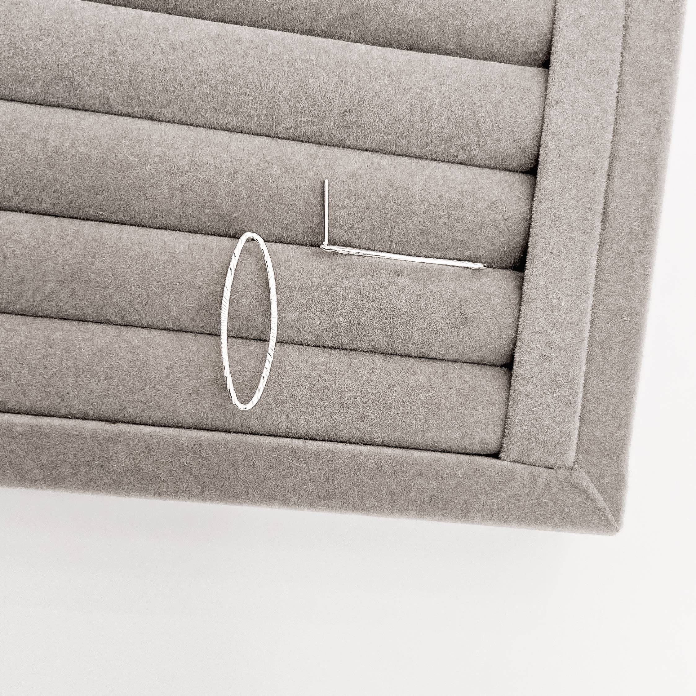 Imagem Secundária Brinco navete vazado riscado 29mm