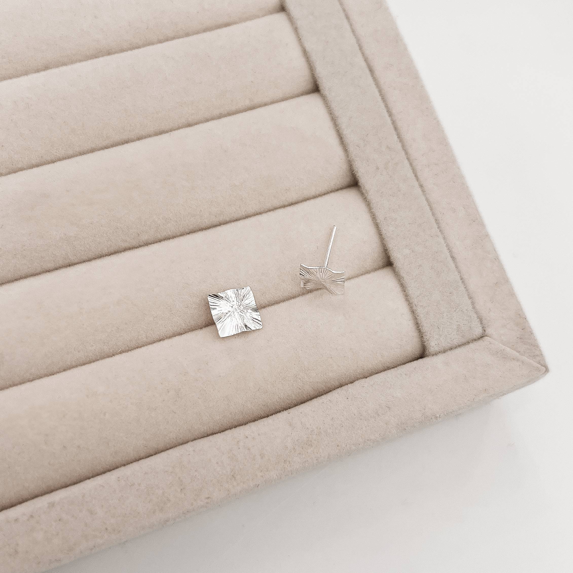 Imagem Brinco quadrado ondulado riscado 8mm