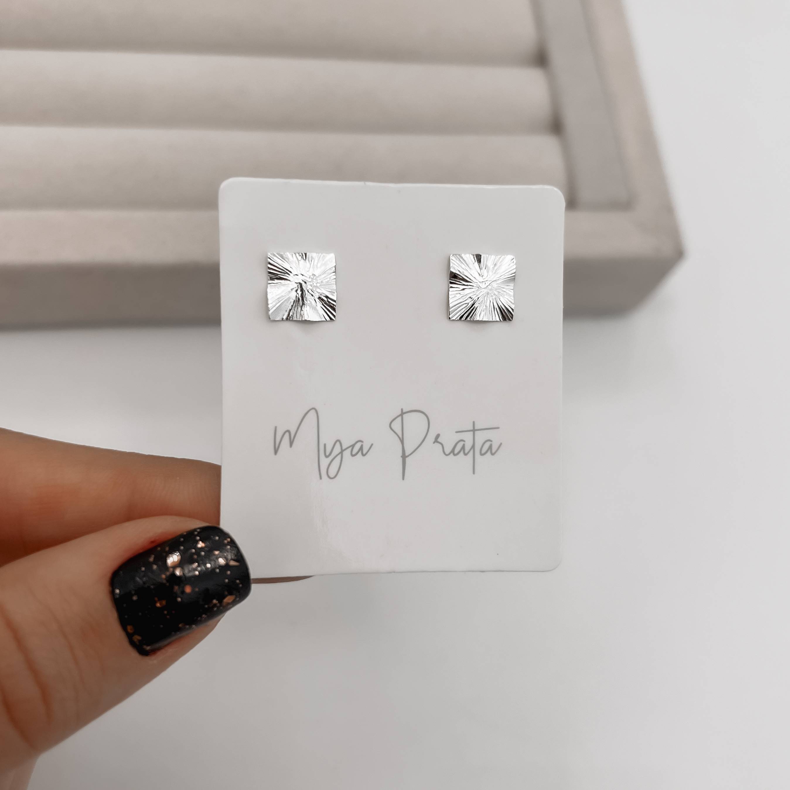 Imagem Secundária Brinco quadrado ondulado riscado 8mm