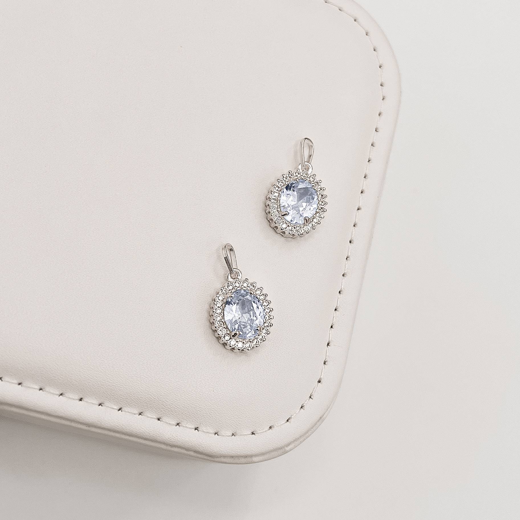 Pingente zircônia oval azul claro com cravejado 15mm