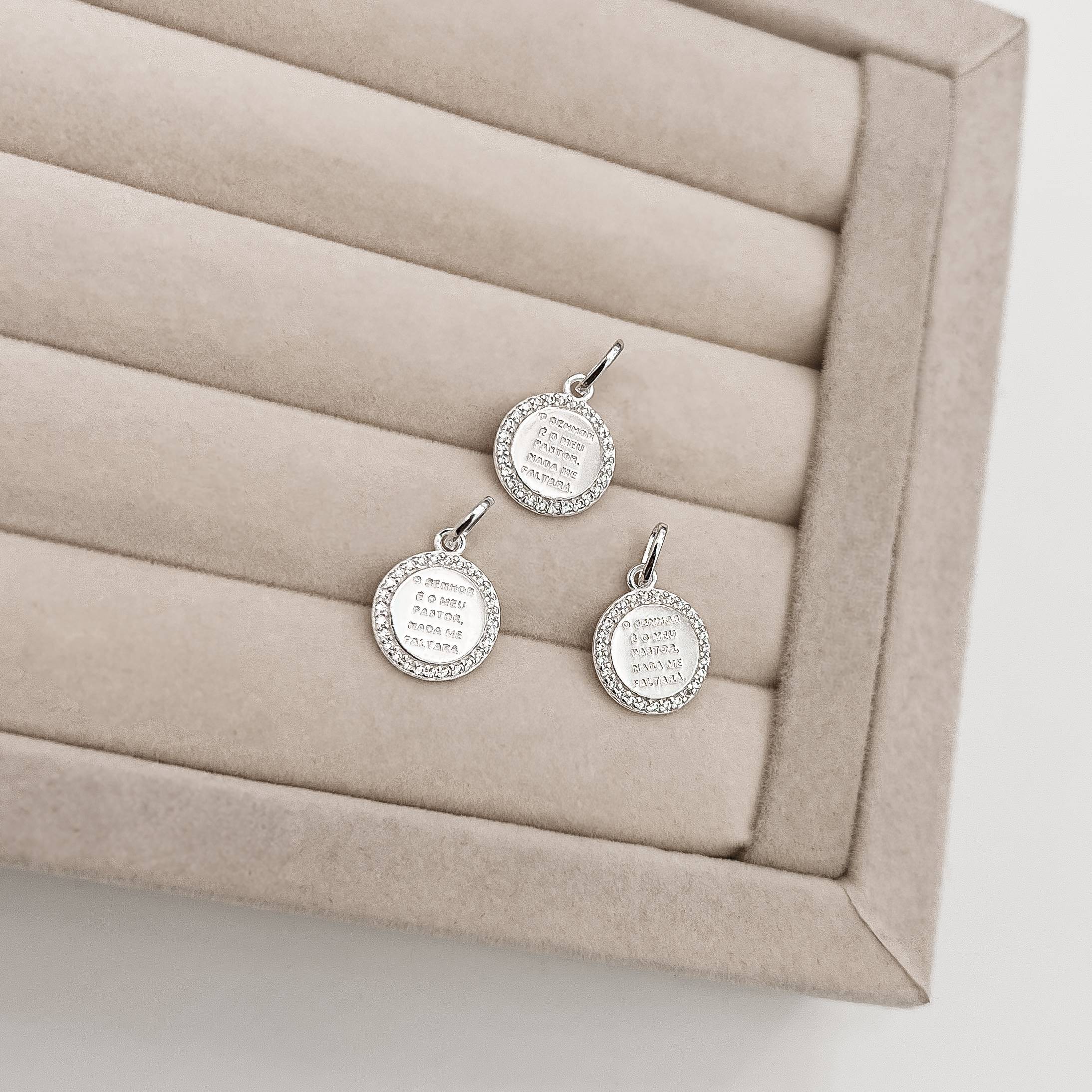 Pingente medalha Salmo 23:1 cravejado 12mm