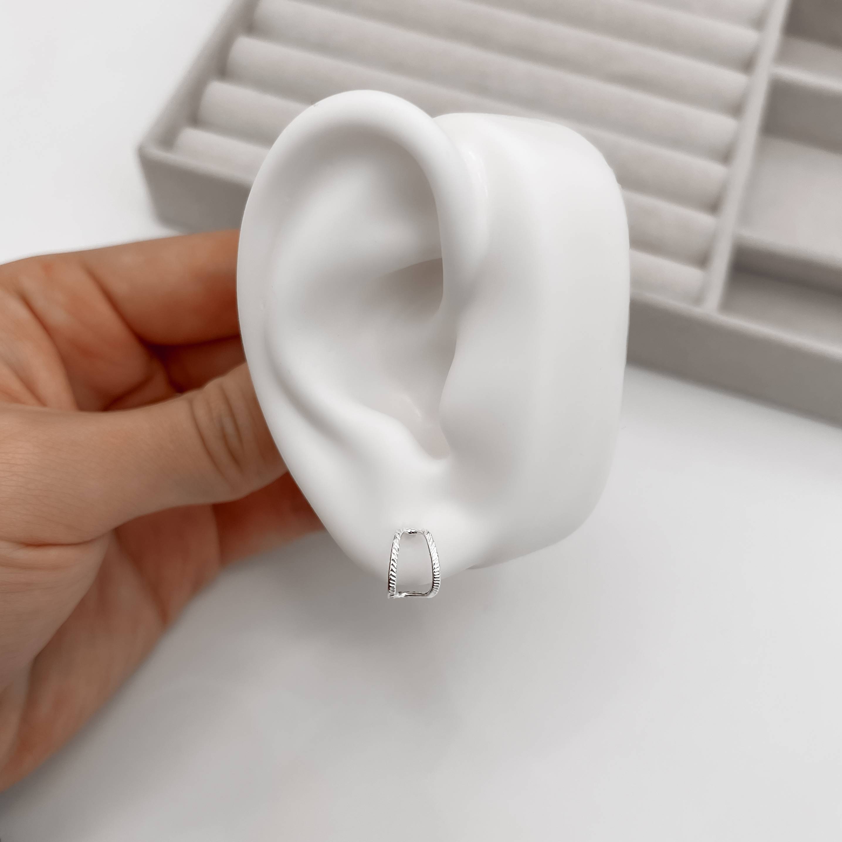 Imagem Secundária Brinco meia argola vazada riscada 11mm tarraxa