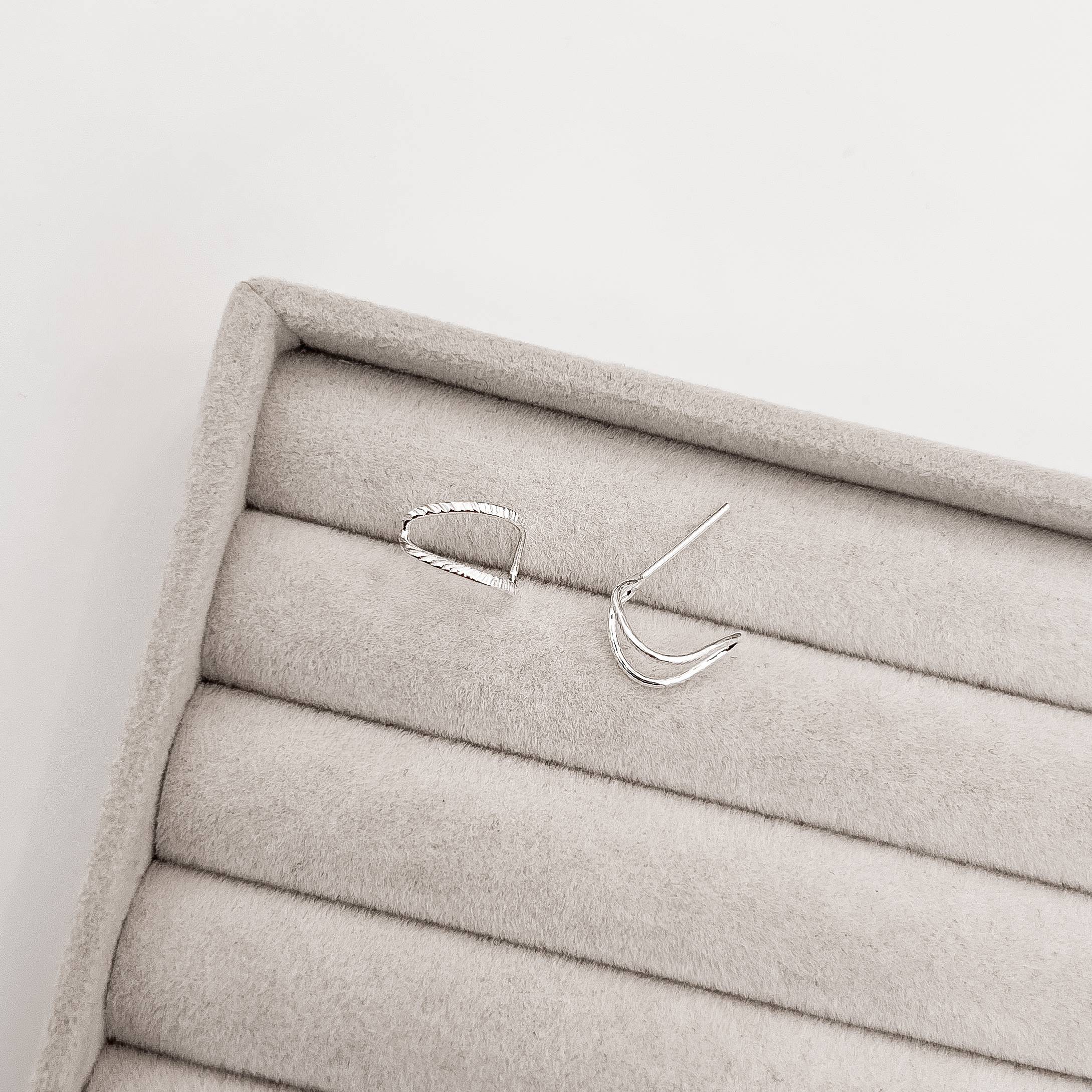 Imagem Brinco meia argola vazada riscada 11mm tarraxa