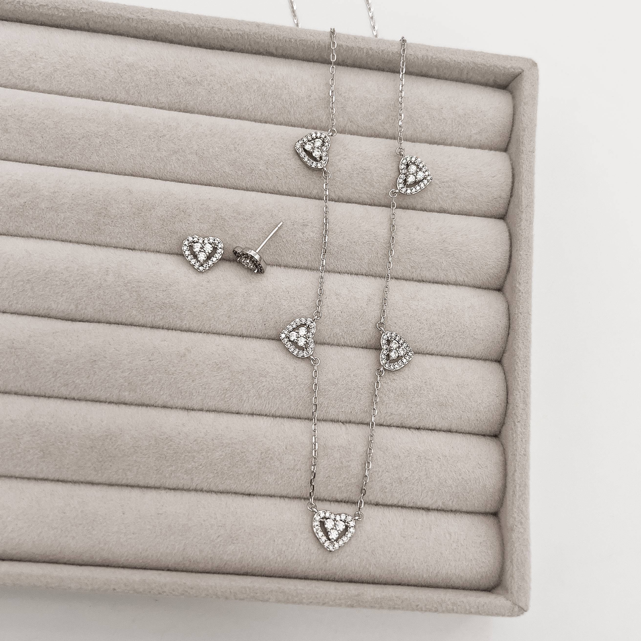 Conjunto brinco e colar entremeio corações vazados cravejados 9mm ródio 40+5cm