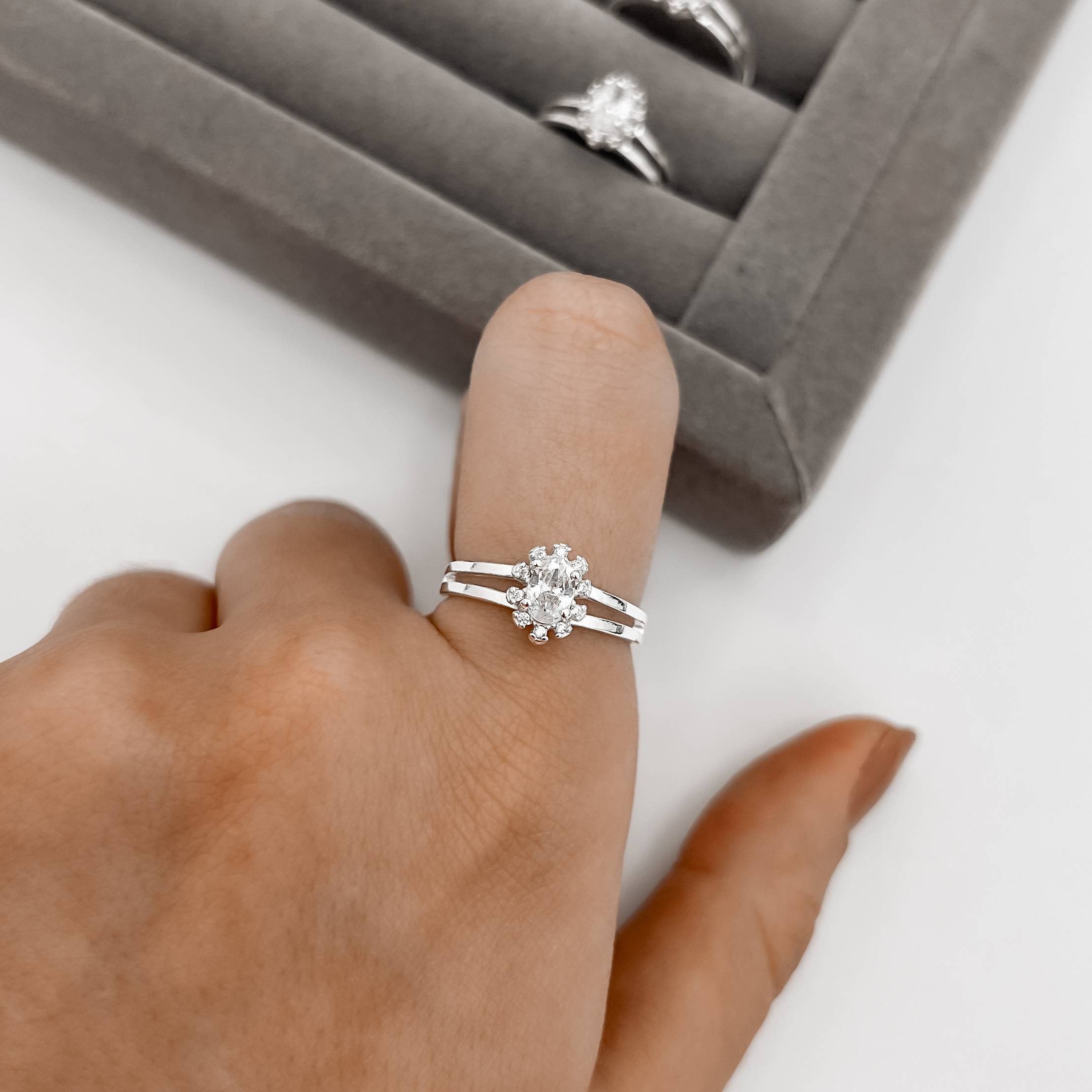 Imagem Anel fio duplo solitário cravejado