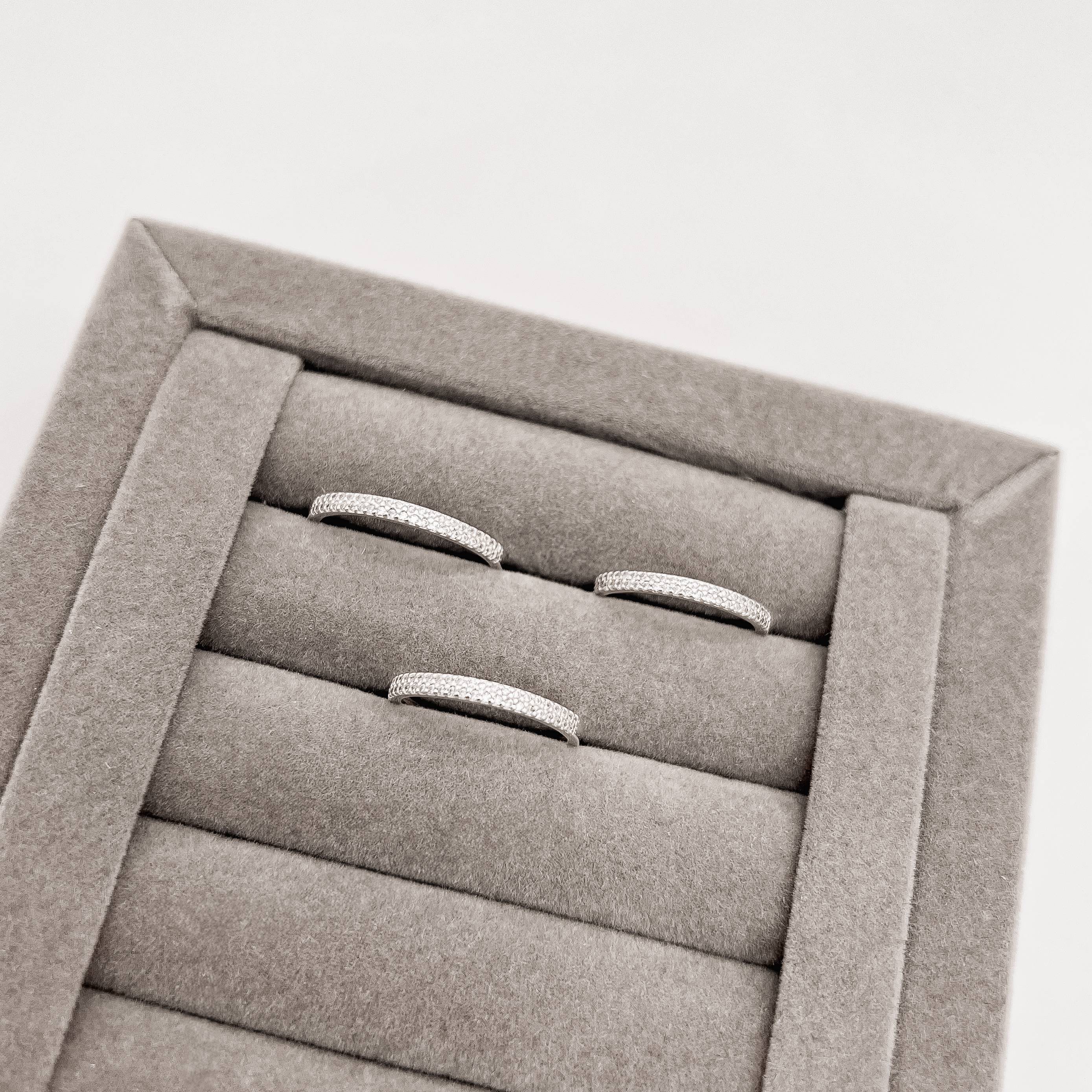 Imagem Anel meia aliança com cravejado duplo