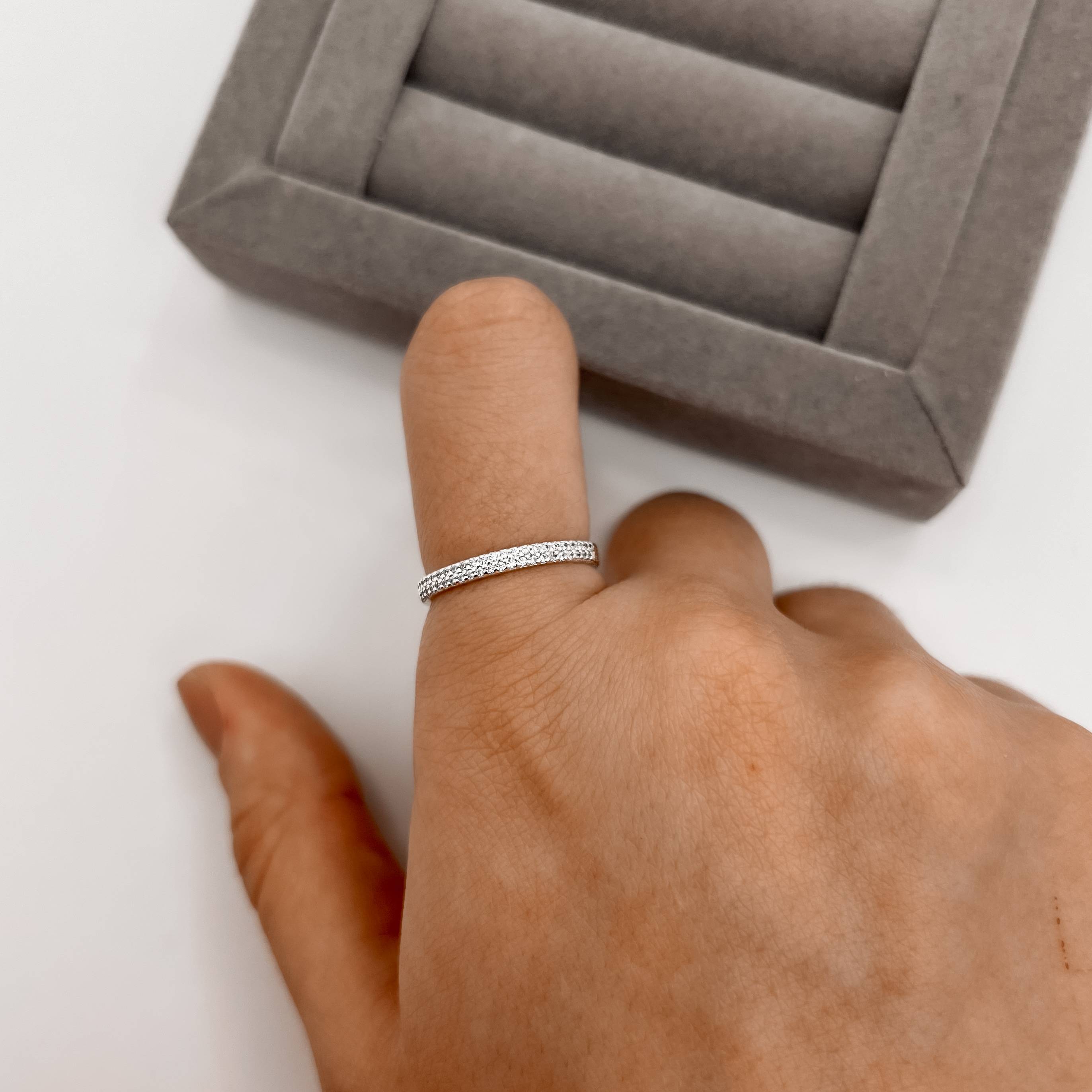 Imagem Secundária Anel meia aliança com cravejado duplo