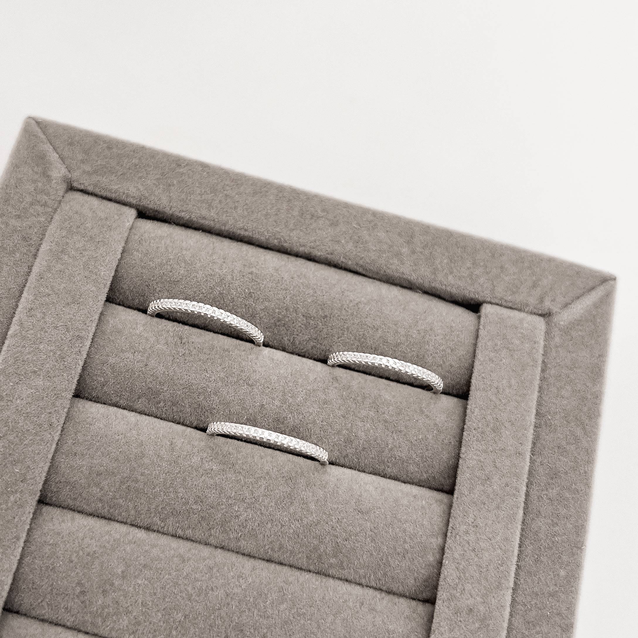 Imagem Anel fino meia aliança cristal