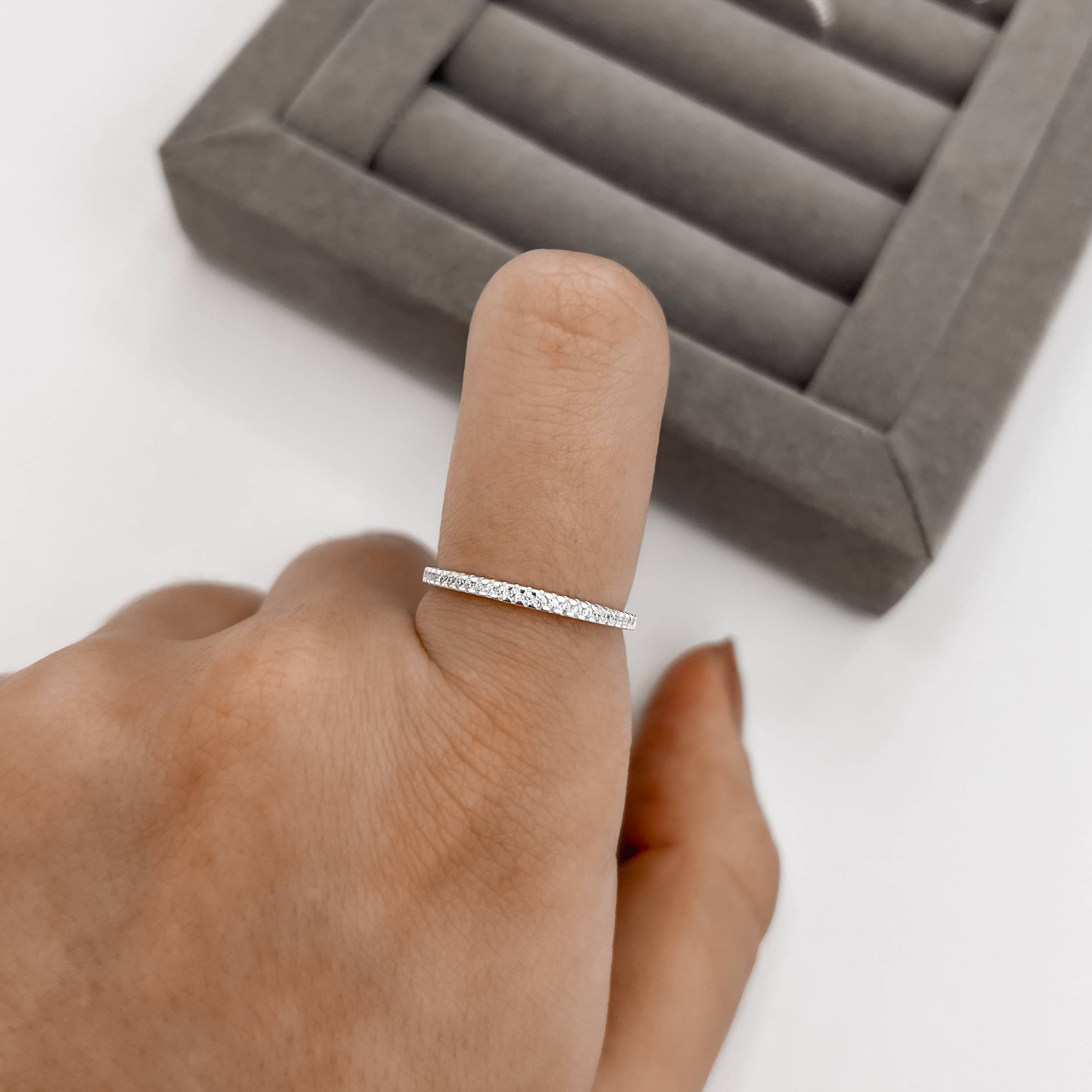 Imagem Secundária Anel fino meia aliança cristal