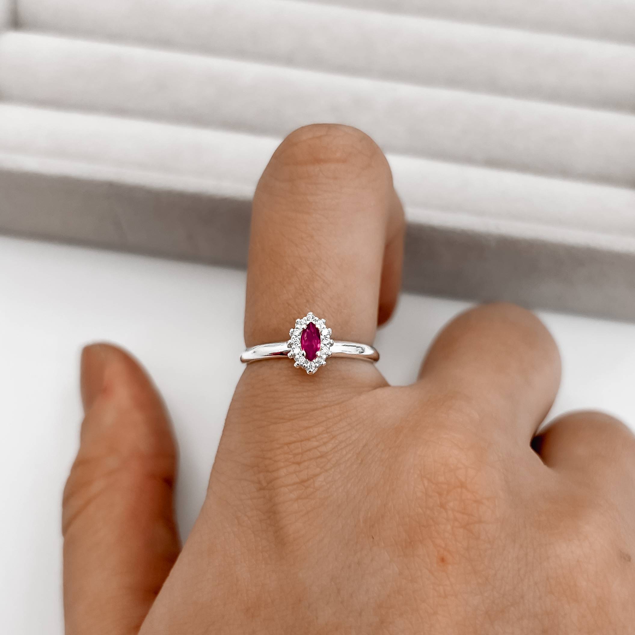 Imagem Secundária Anel solitário zircônia navete rubi com cravejado