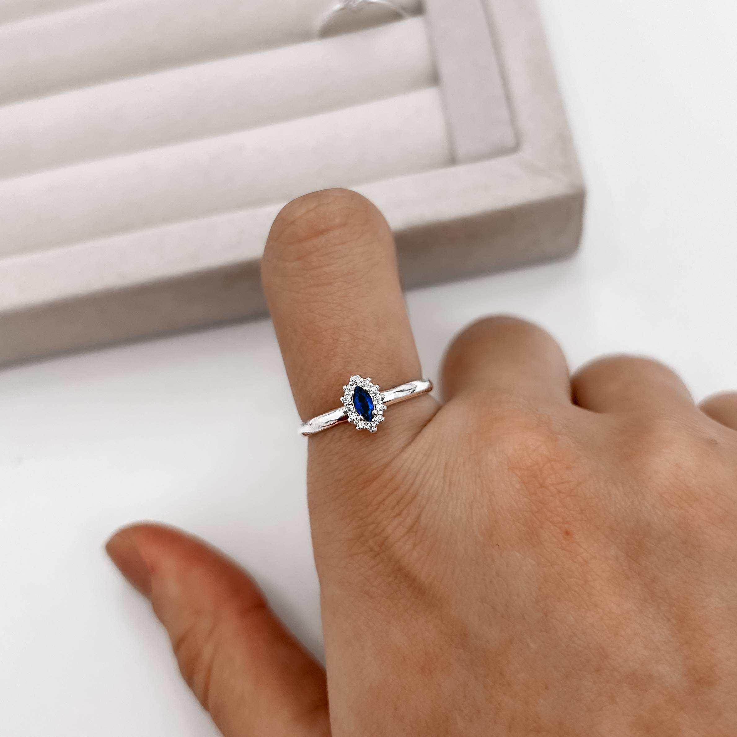 Imagem Anel solitário zircônia navete azul com cravejado