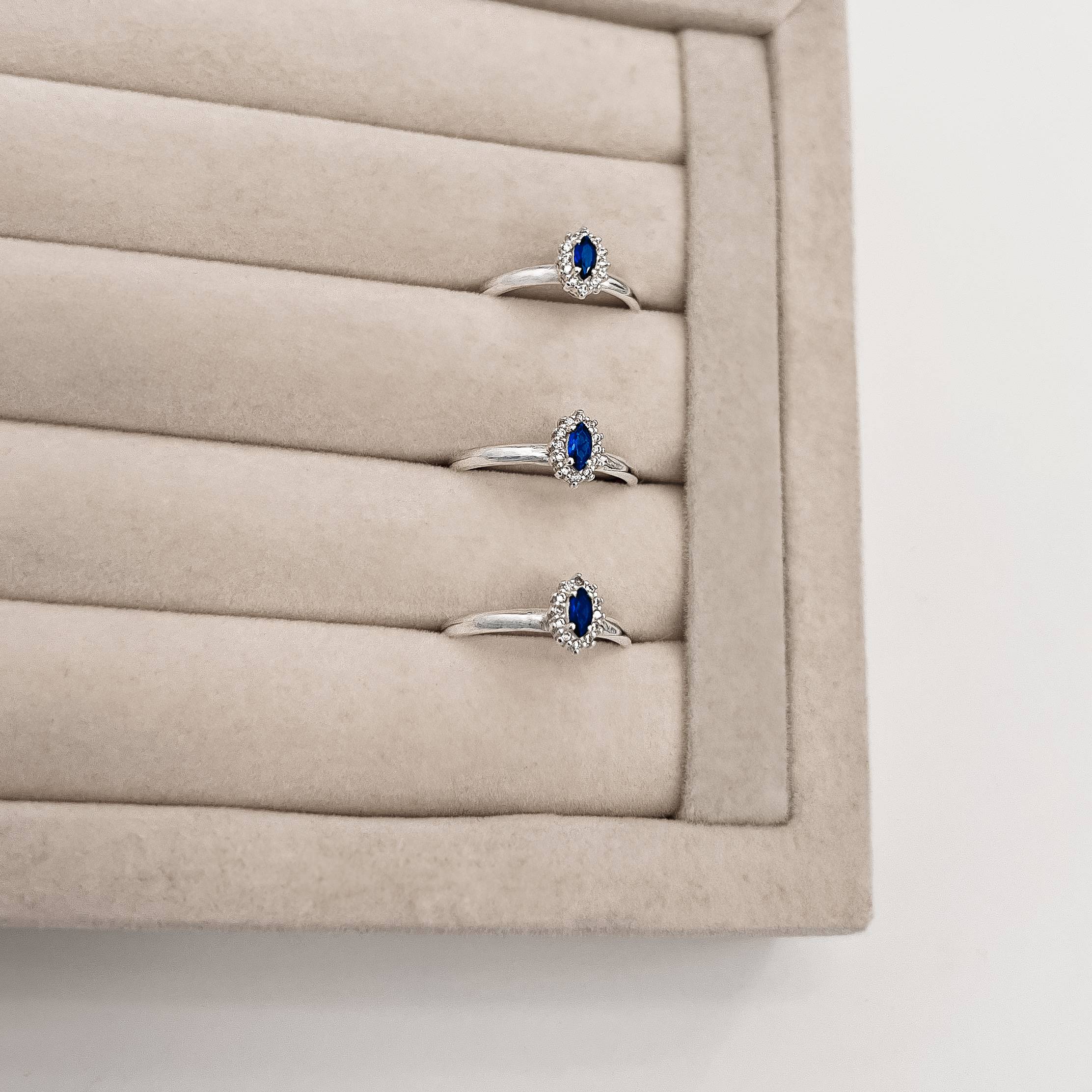 Imagem Secundária Anel solitário zircônia navete azul com cravejado