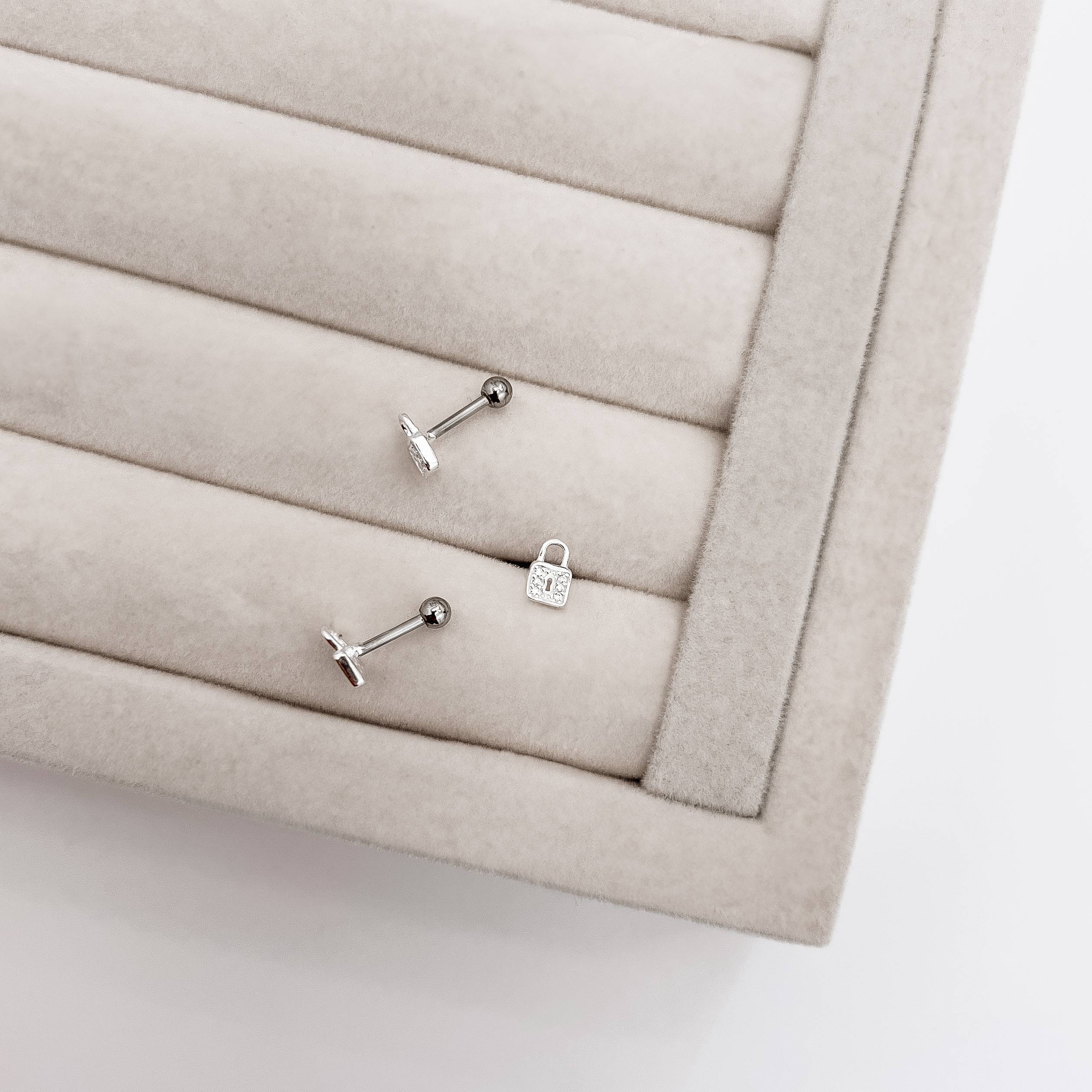 Piercing haste cadeado cravejado 6mm