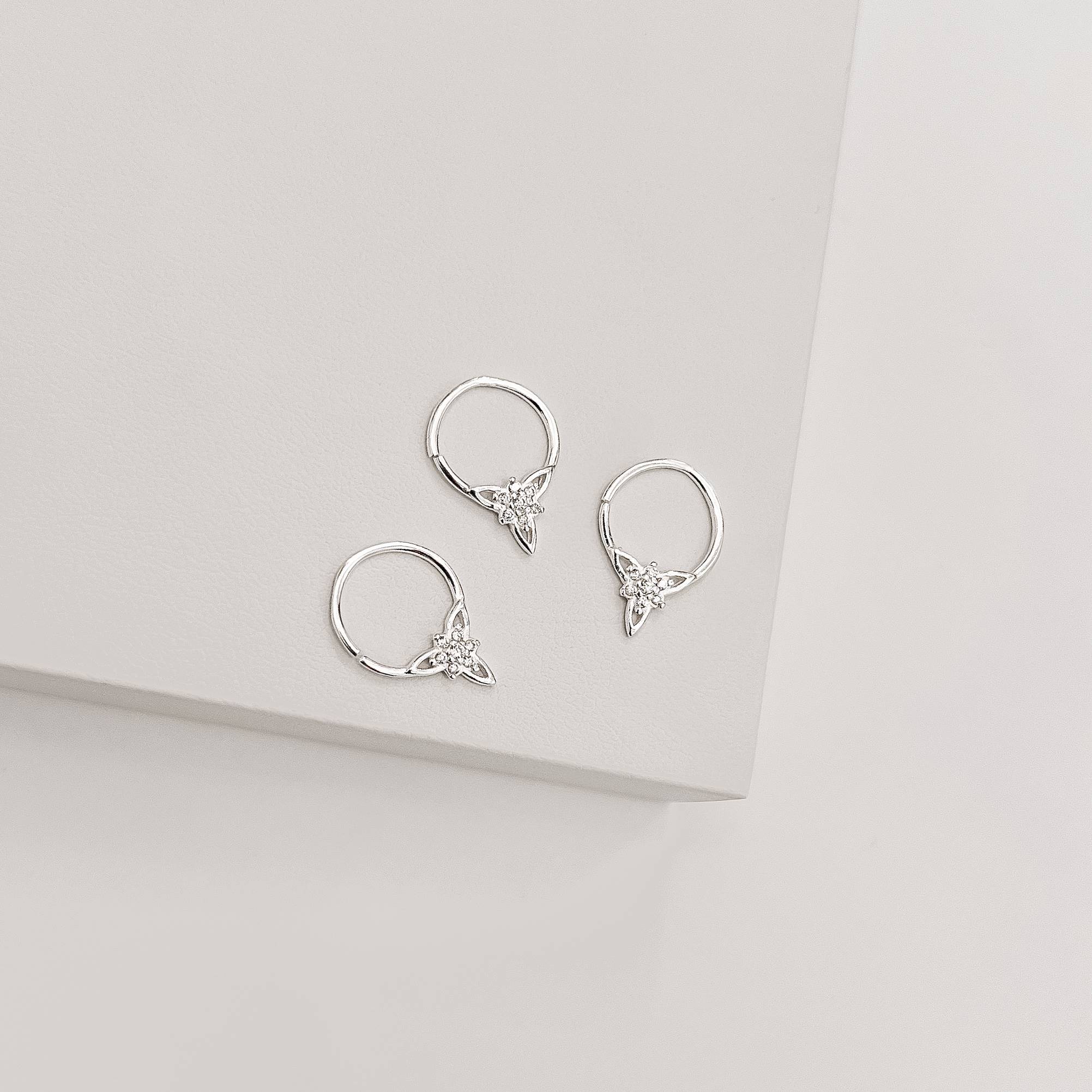 Piercing argola 10mm detalhe flor cravejada