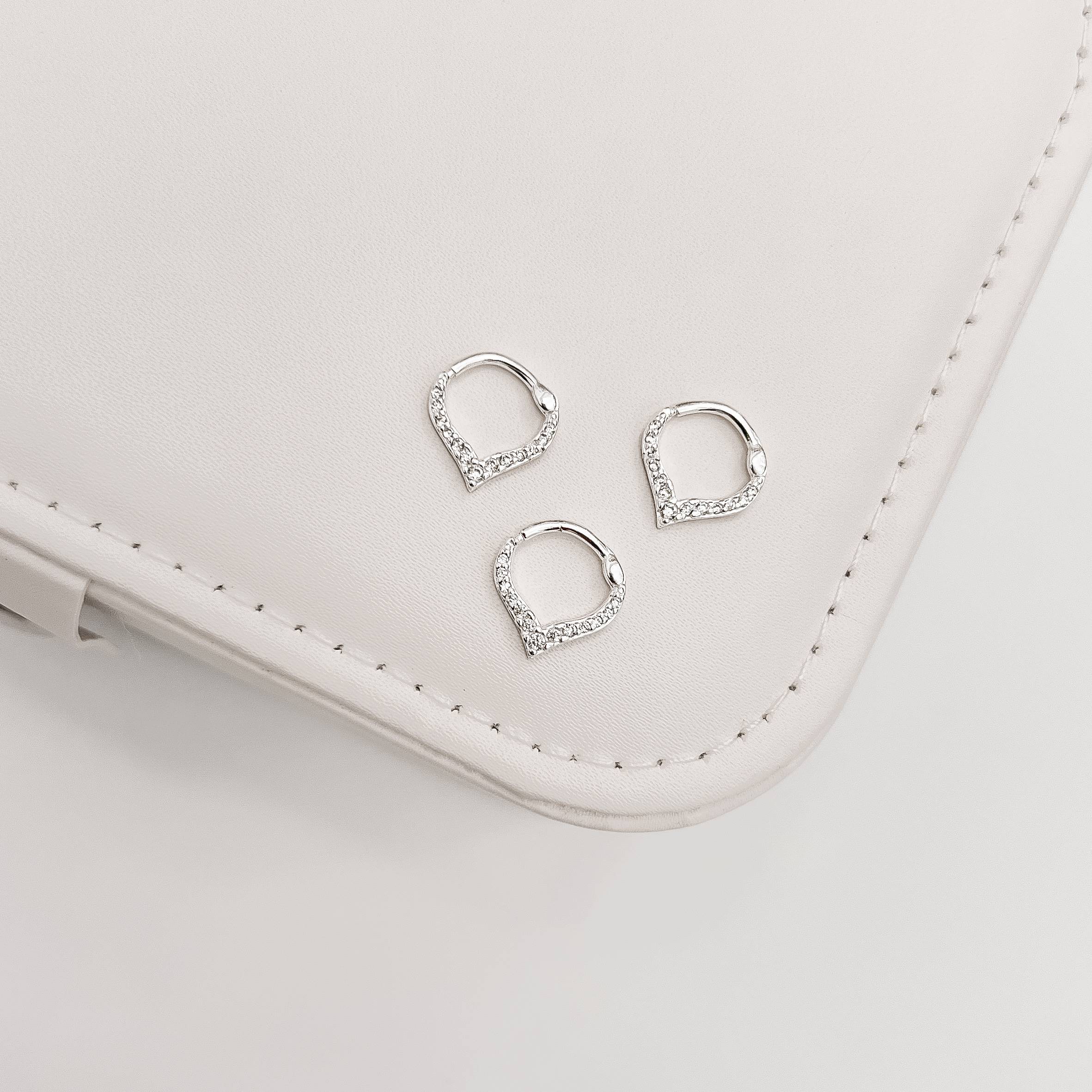 Piercing argola trava v cravejado 10mm orelha esquerda