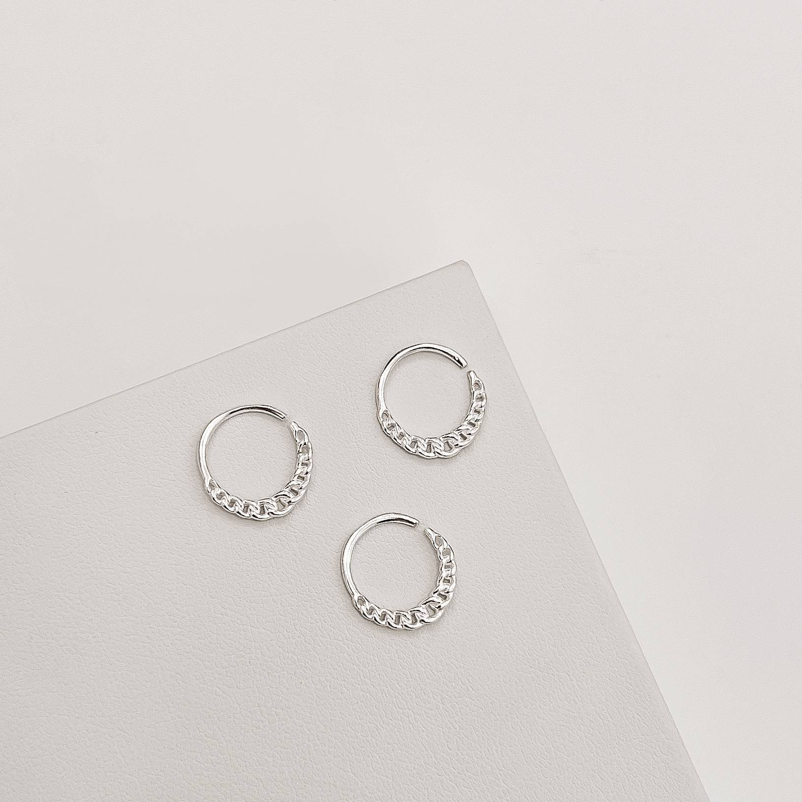 Piercing argola 11mm detalhe elos trançados orelha esquerda