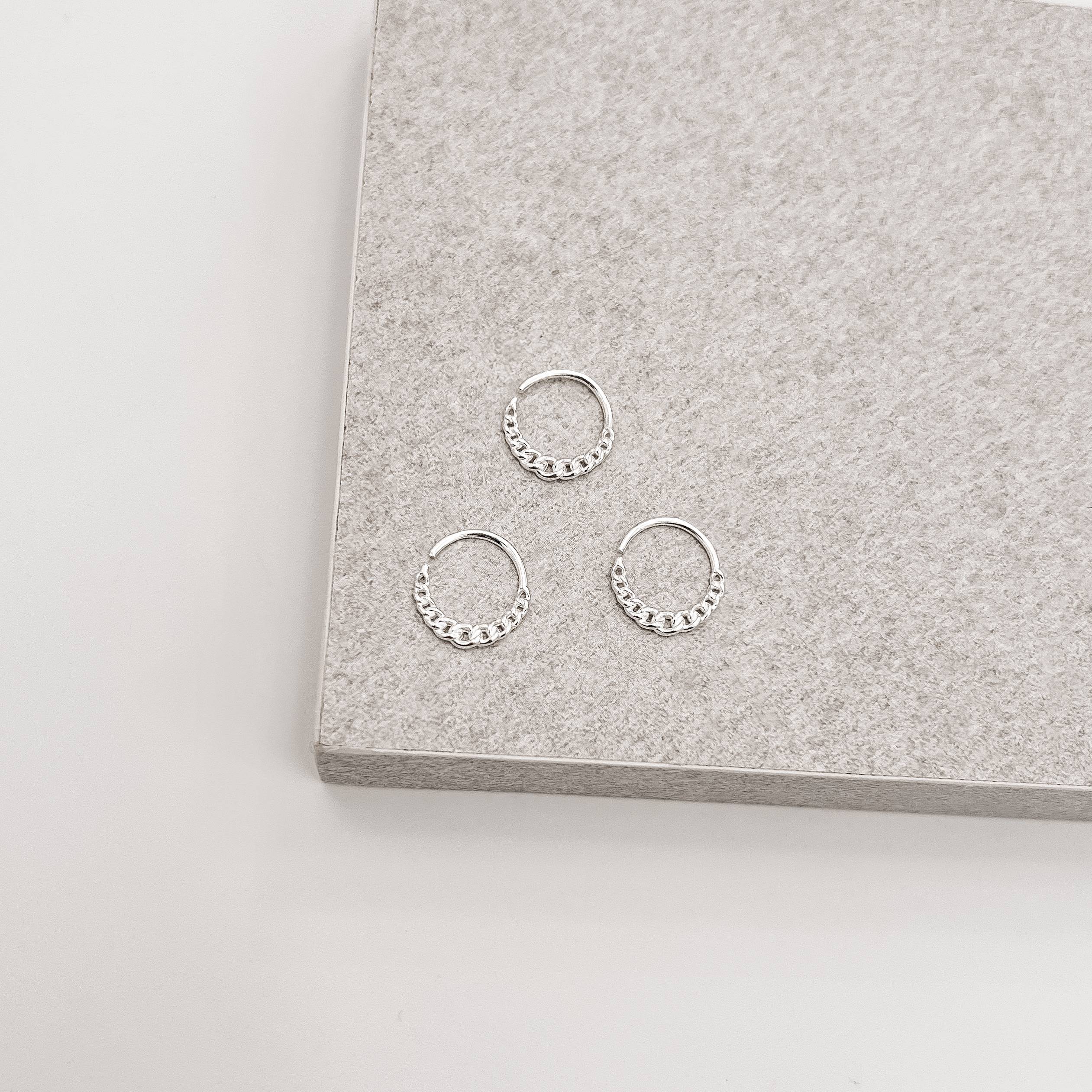 Piercing argola 11mm detalhe elos trançados orelha direita