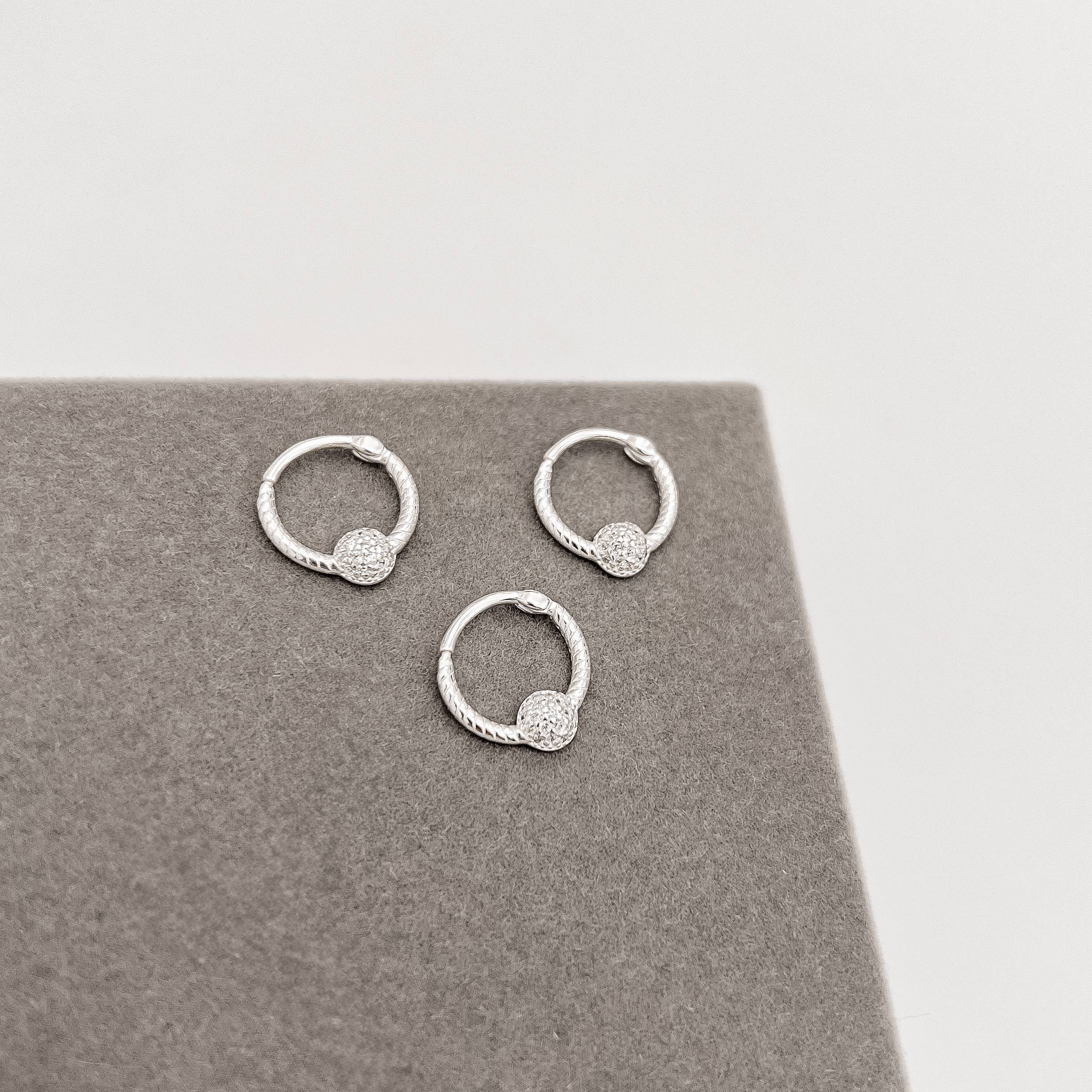 Piercing argola torcida trava com bola cravejada 13mm orelha esquerda