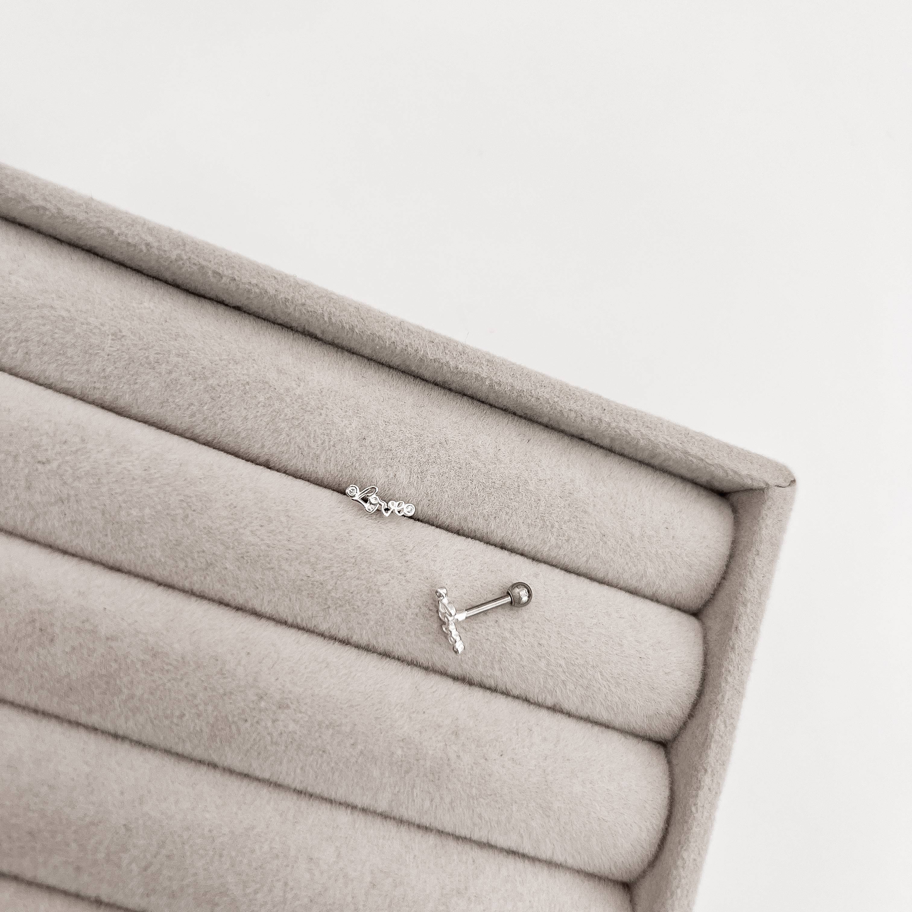 Piercing haste escrito love com zircônias 8mm