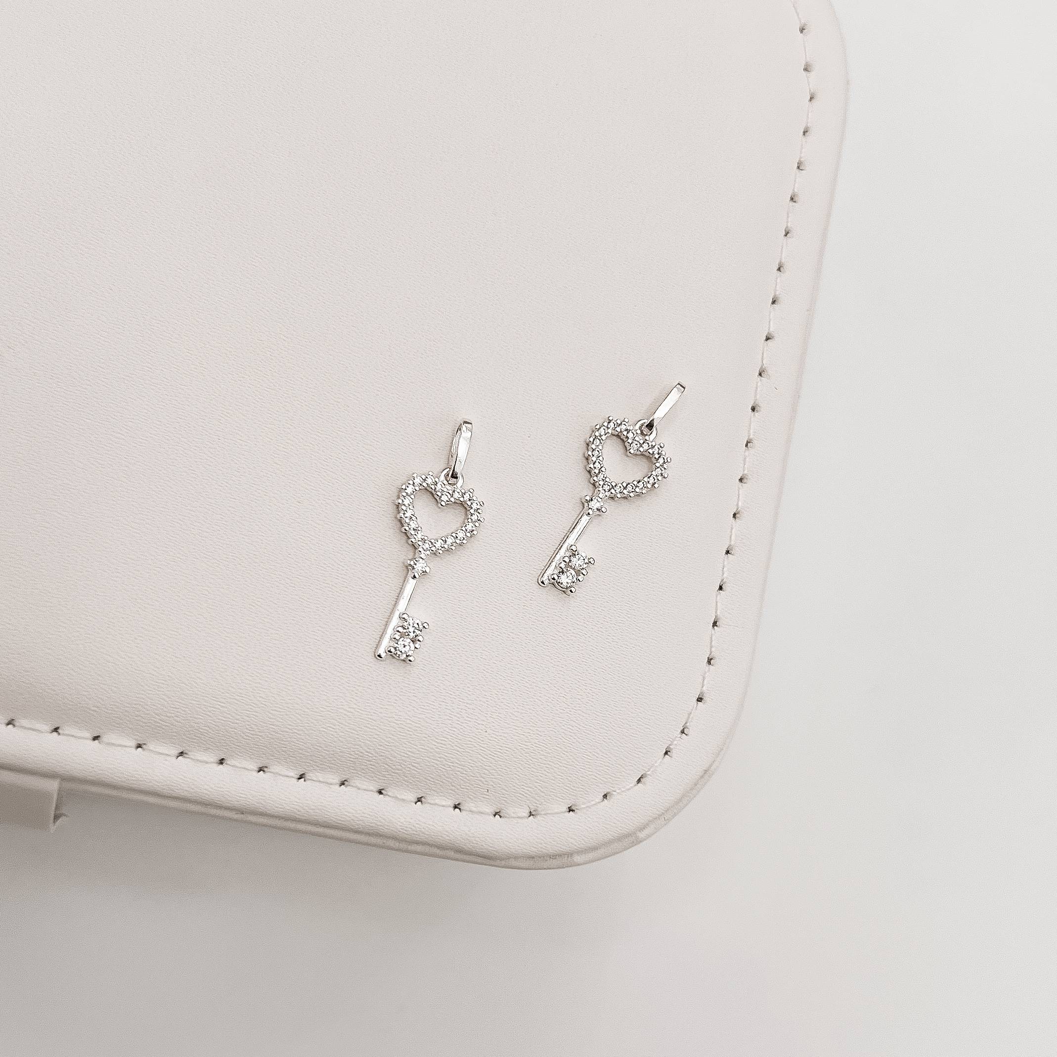 Pingente chave coração vazado cravejado 19mm