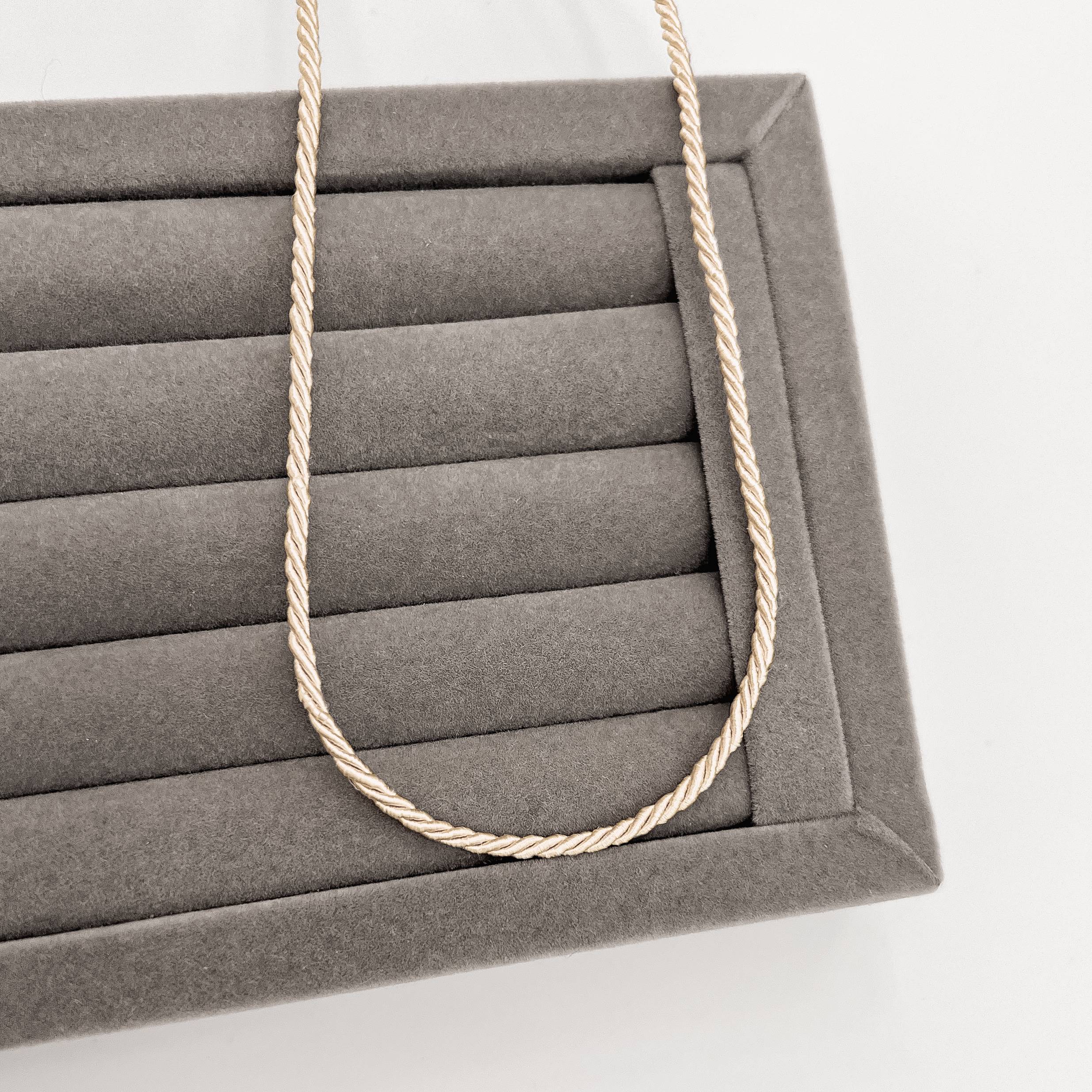 Imagem Secundária Choker cordão trançado marfim 2mm 40+5cm