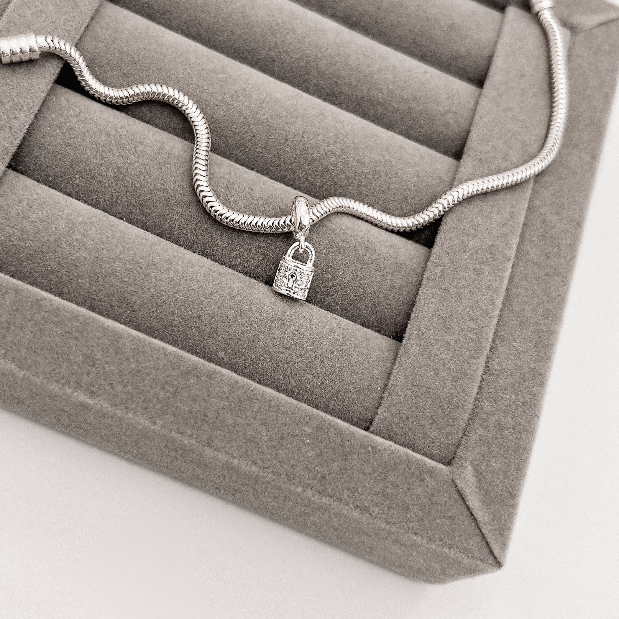 Berloque pingente cadeado cravejado 8mm